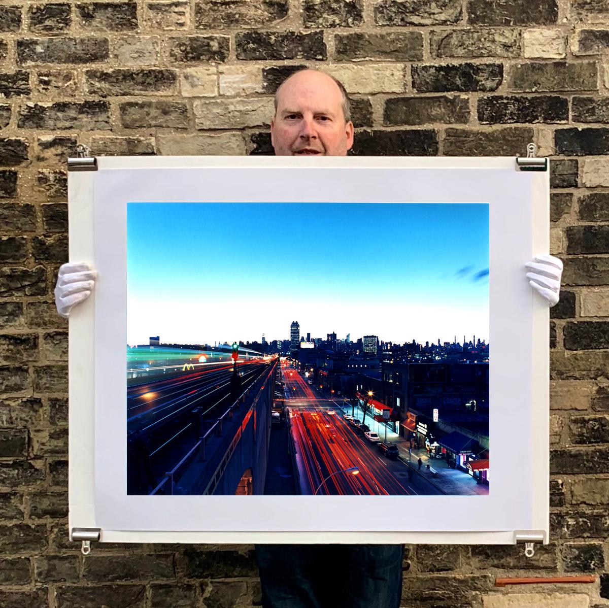 Lines on the 7 Line, New York – Skyline, Stadtlandschaft, Farbfotografie – Print von Richard Heeps