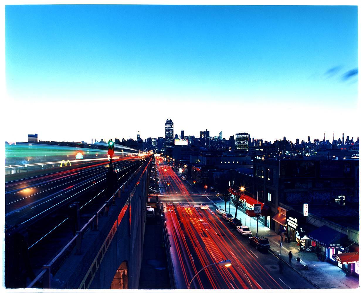 Richard Heeps Print – Lines on the 7 Line, New York – Skyline, Stadtlandschaft, Farbfotografie