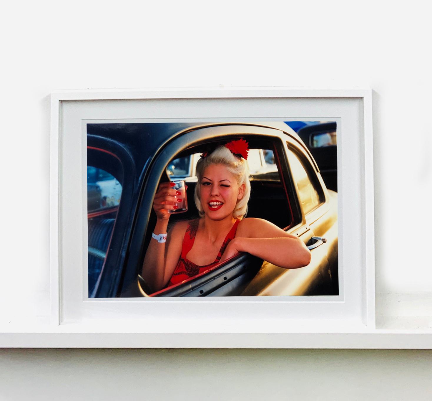 Lisa - Dragstrip Girl, Las Vegas - photographie de portraits contemporains en couleur - Contemporain Print par Richard Heeps