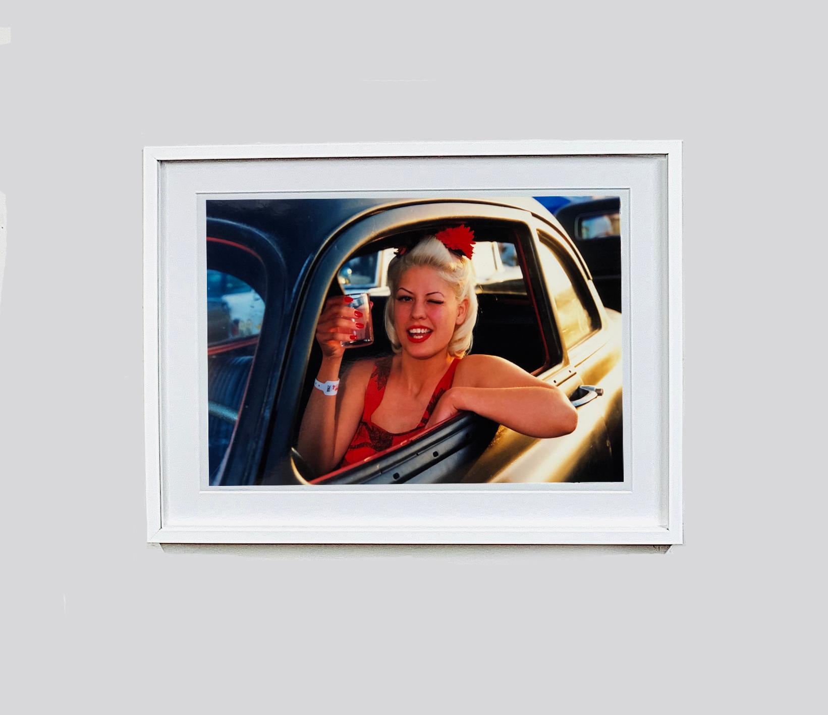 Lisa - Dragstrip Girl, Las Vegas - Photographie contemporaine de portrait en couleur - Noir Portrait Print par Richard Heeps