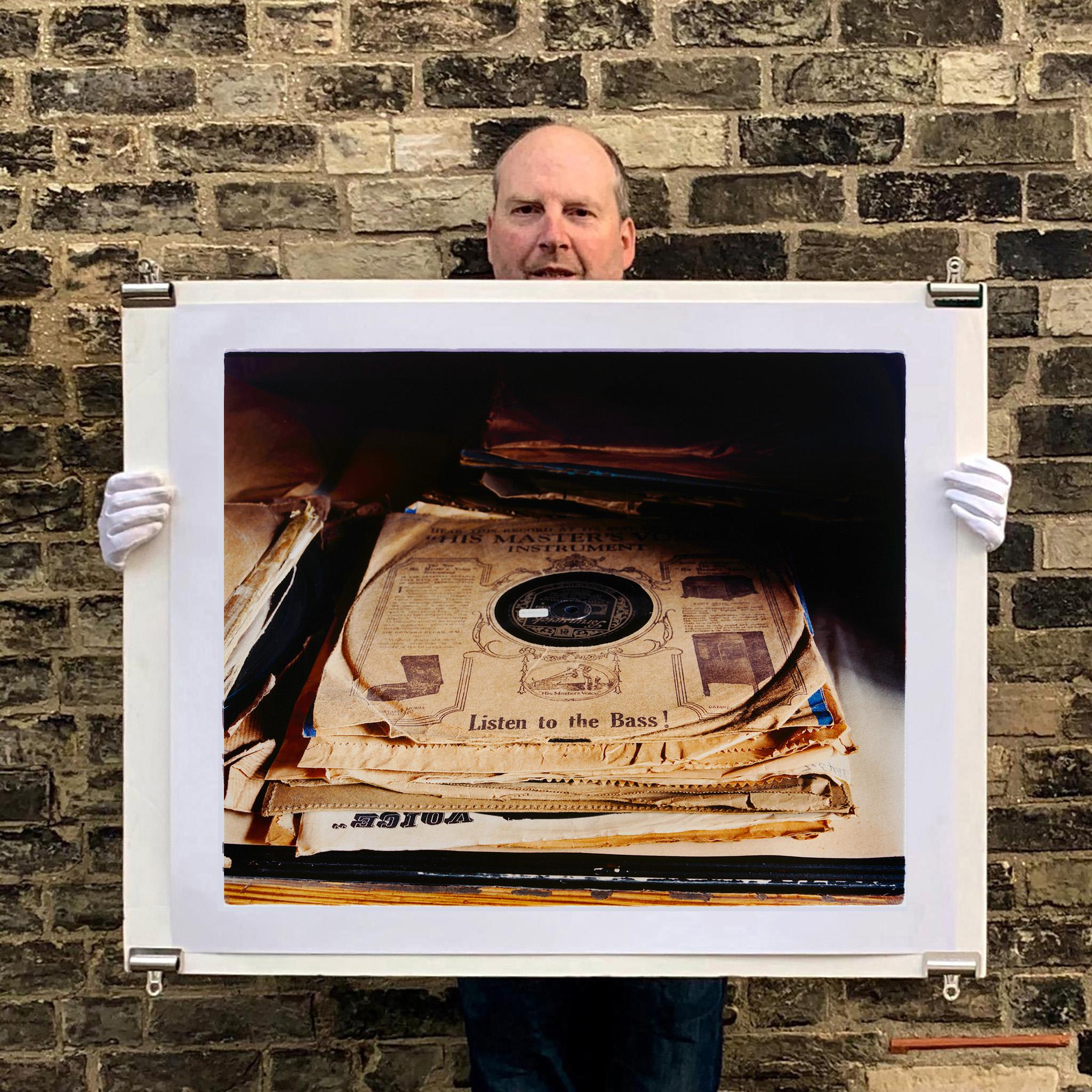 Escucha el Bajo, Stockton-on-Tees - Música, Fotografía en color - Photograph de Richard Heeps