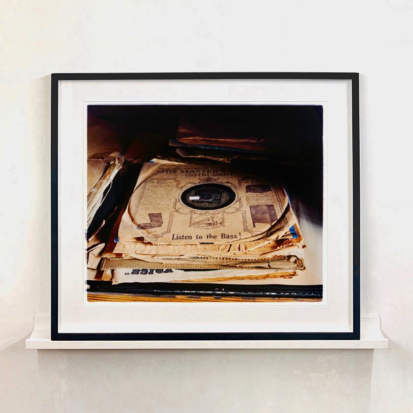 Escucha el Bajo, Stockton-on-Tees - Música, Fotografía en color - Print de Richard Heeps