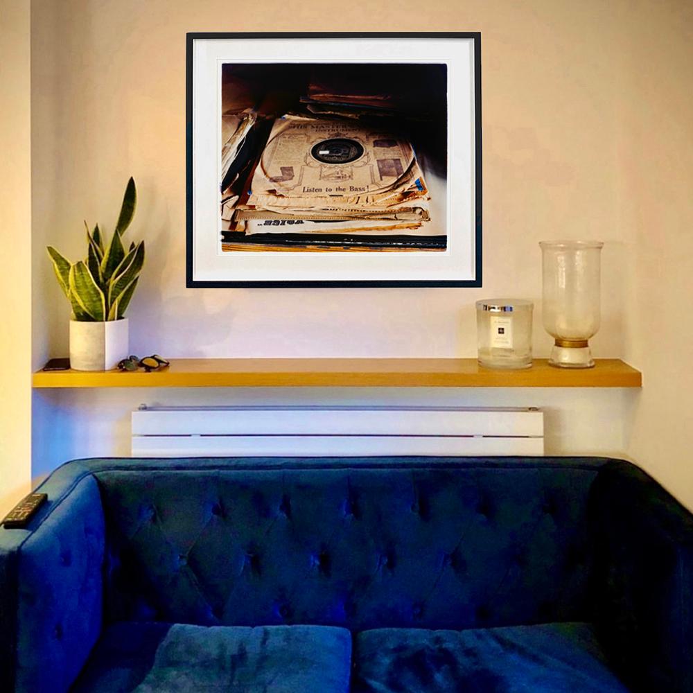 Escucha el Bajo, Stockton-on-Tees - Música, Fotografía en color - Print Contemporáneo de Richard Heeps