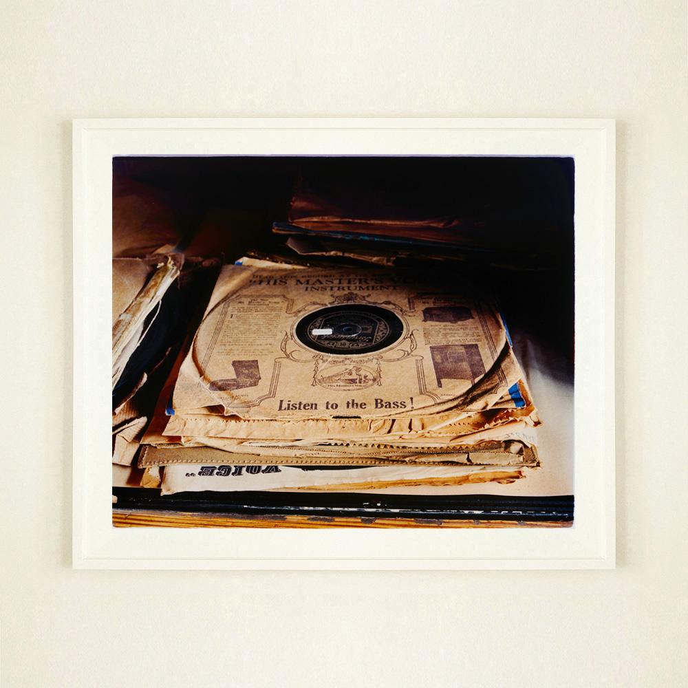 Escucha el Bajo, Stockton-on-Tees - Música, Fotografía en color - Interior Print Negro de Richard Heeps