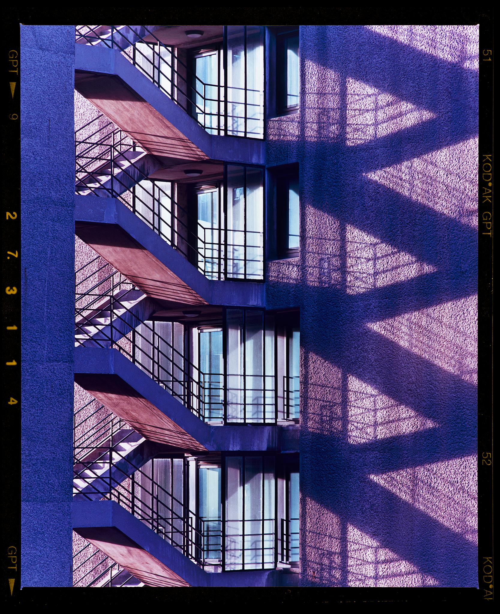 London, Mailand, New York, Hongkong – Satz von vier gerahmten Architekturfotografien – Photograph von Richard Heeps