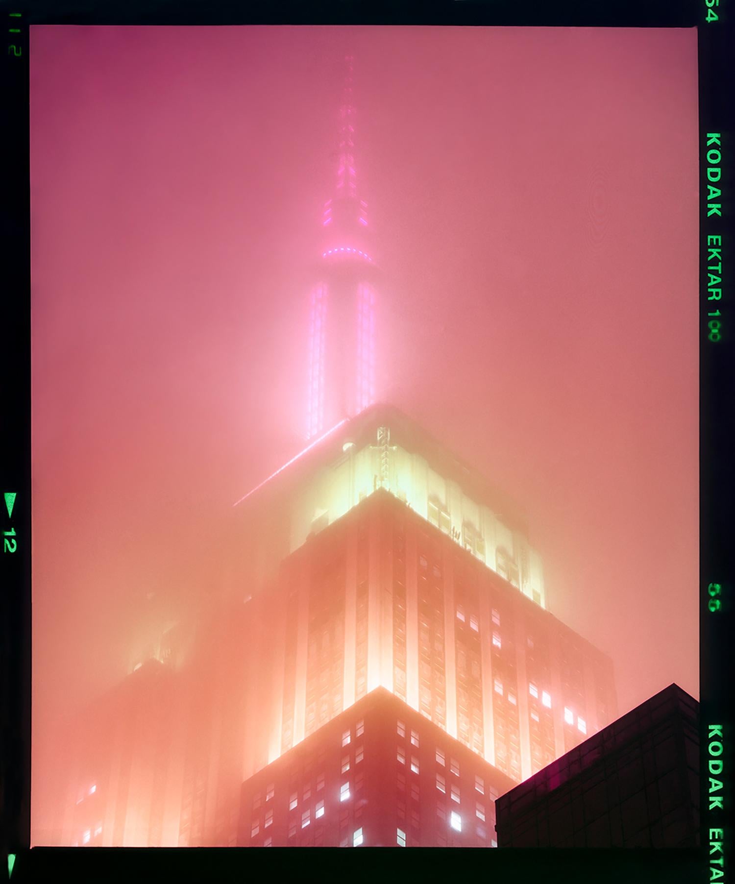 London, Mailand, New York, Hongkong – Satz von vier gerahmten Architekturfotografien (Schwarz), Color Photograph, von Richard Heeps