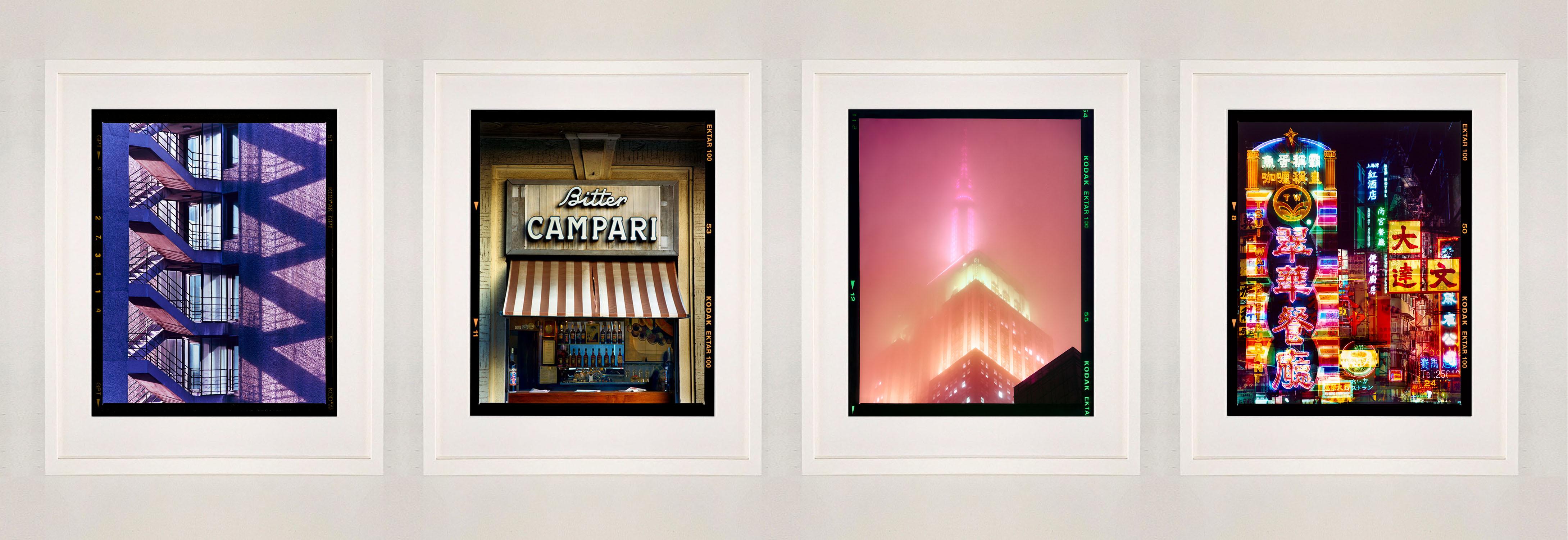London, Mailand, New York, Hongkong – Satz von vier gerahmten Architekturfotografien im Angebot 3