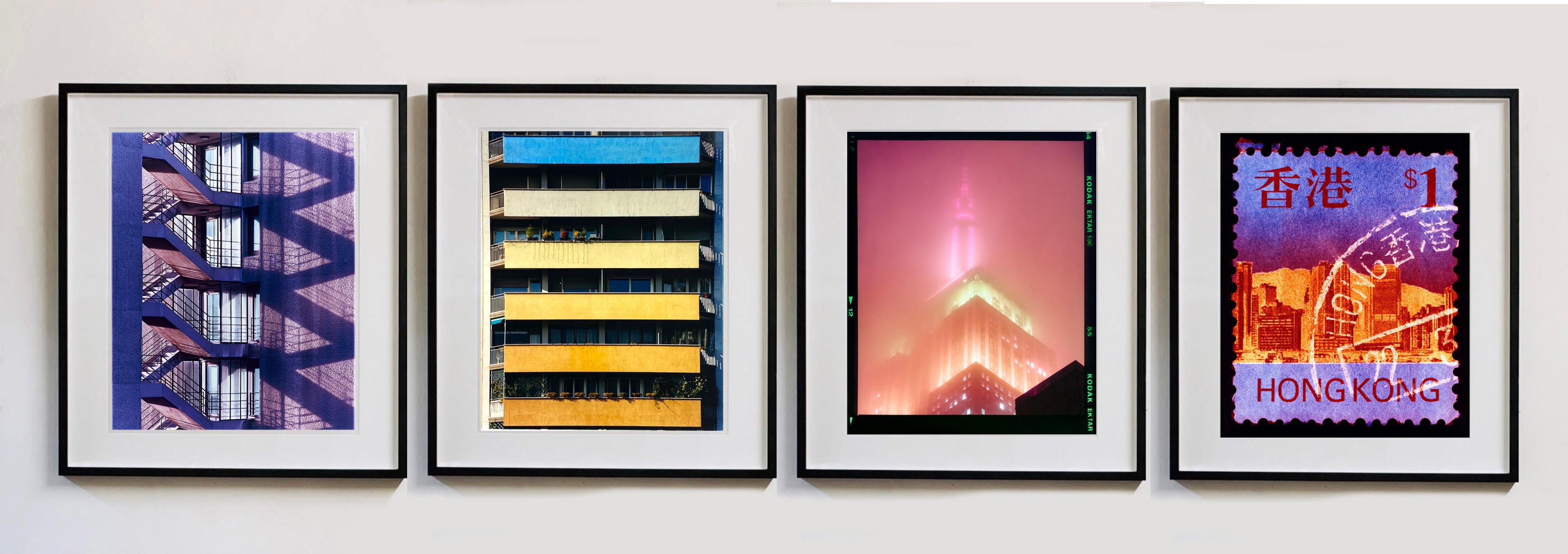London, Mailand, New York, Hongkong (V1) – Satz von vier gerahmten Farbfotografien (Beige), Color Photograph, von Richard Heeps