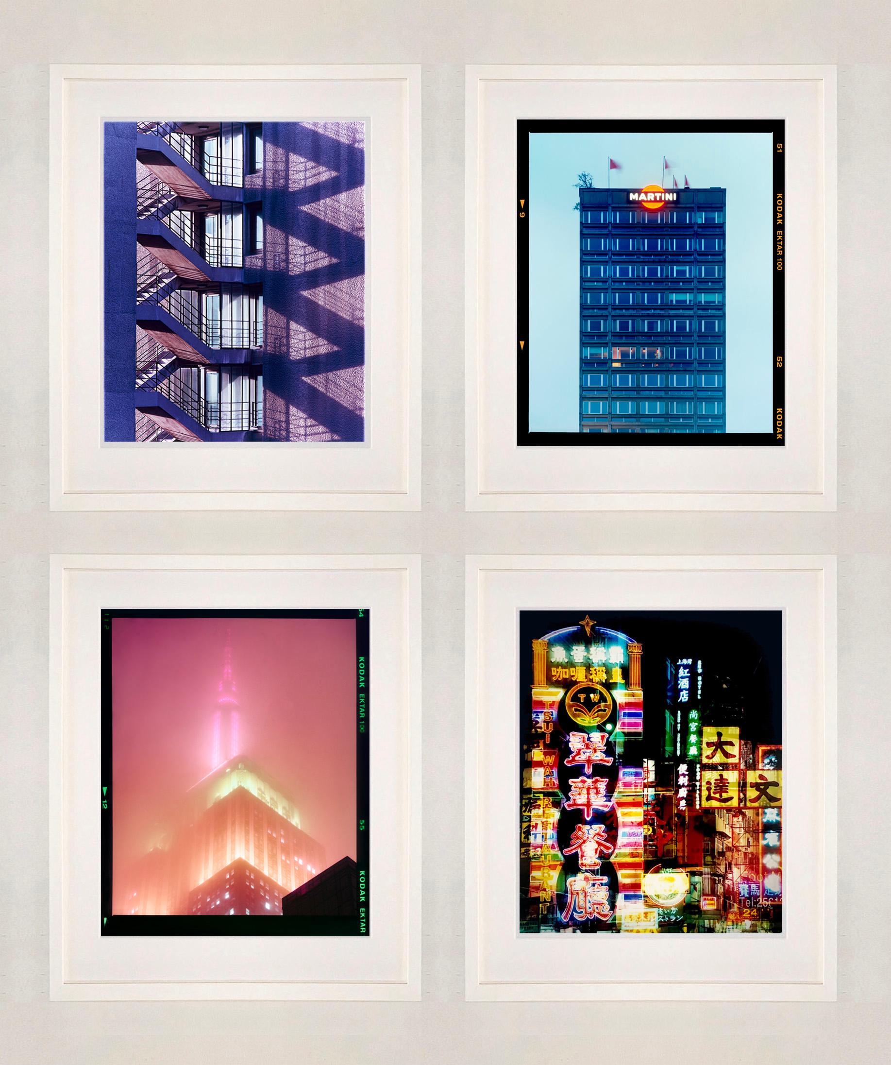 London, Mailand, New York, Hongkong (V2) – Vierer-Set gerahmter Farbfotografien – Photograph von Richard Heeps
