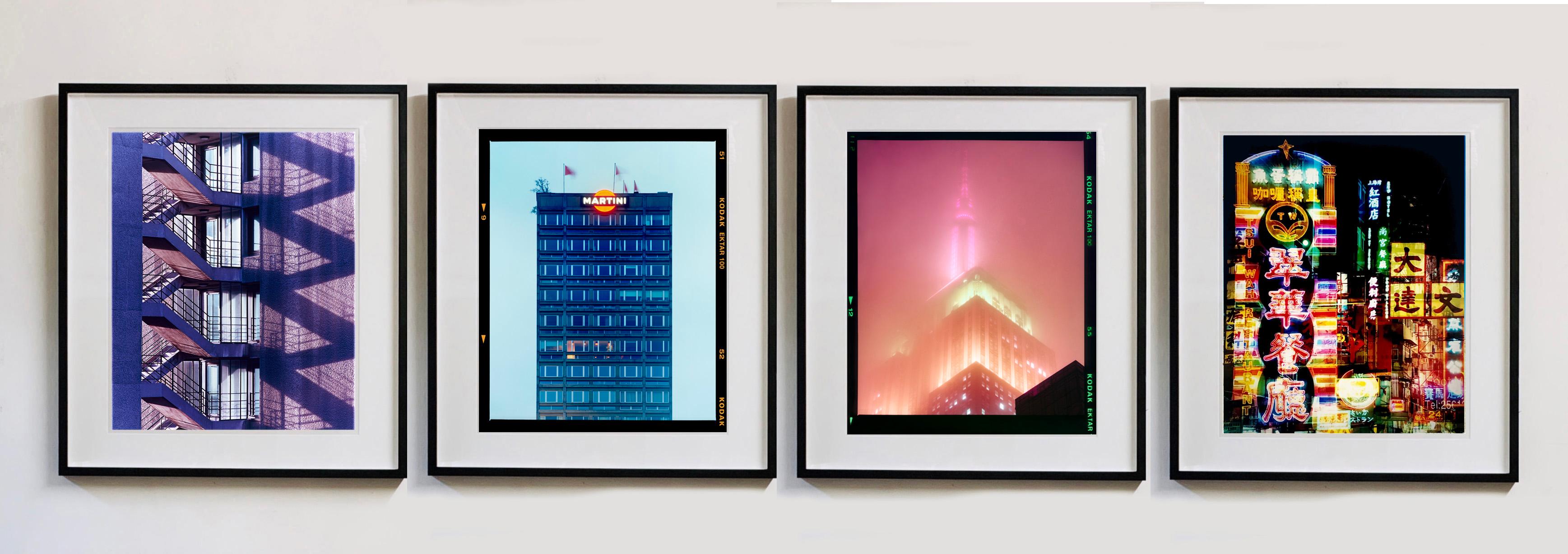 London, Mailand, New York, Hongkong (V2) – Satz von vier gerahmten Farbfotografien (Grau), Color Photograph, von Richard Heeps