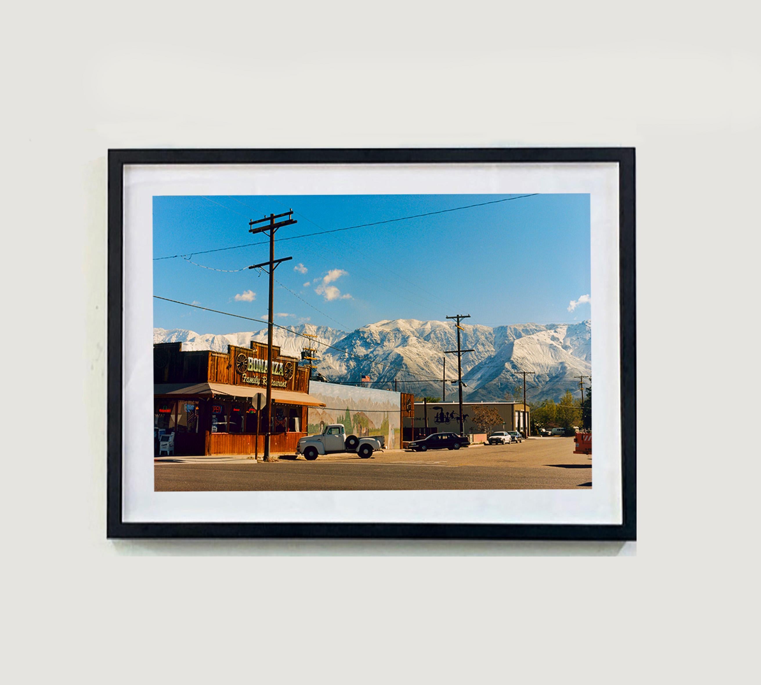 Lone Pine, Kalifornien – amerikanische Farbfotografie – Photograph von Richard Heeps