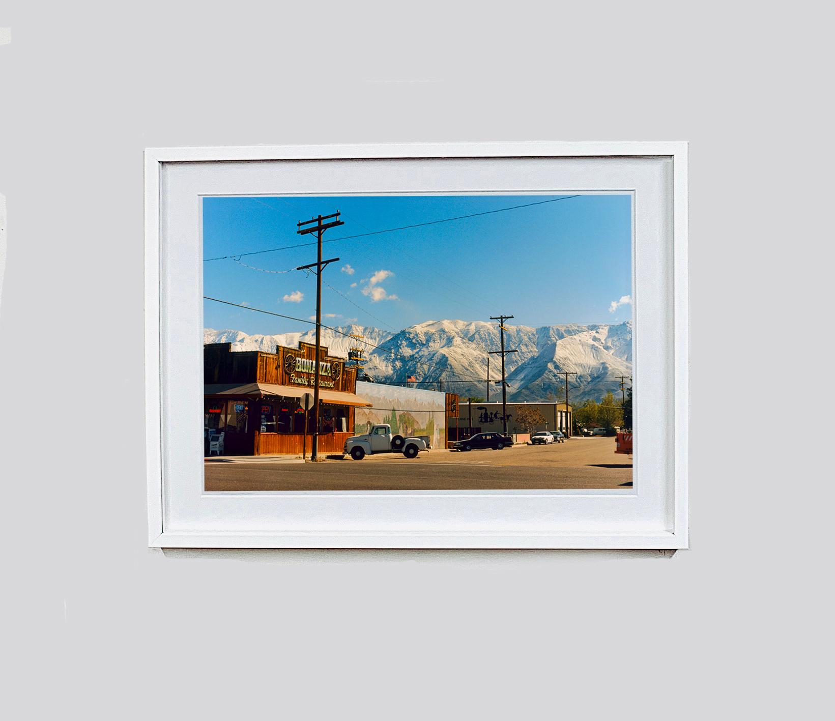 Lone Pine, Kalifornien – amerikanische Farbfotografie (Zeitgenössisch), Photograph, von Richard Heeps