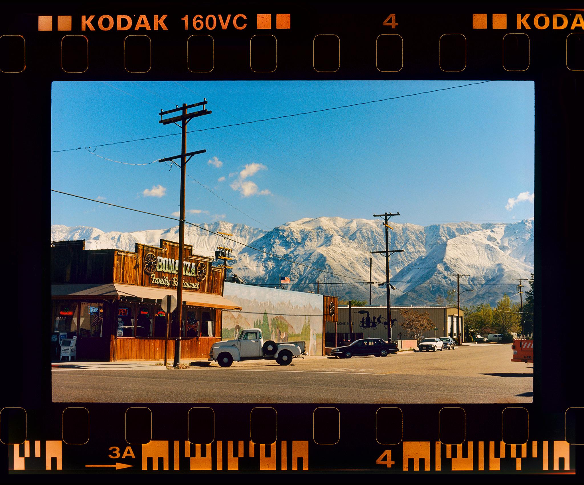 Richard Heeps Color Photograph – Lone Pine, Kalifornien – amerikanische Landschafts-Farbfotografie