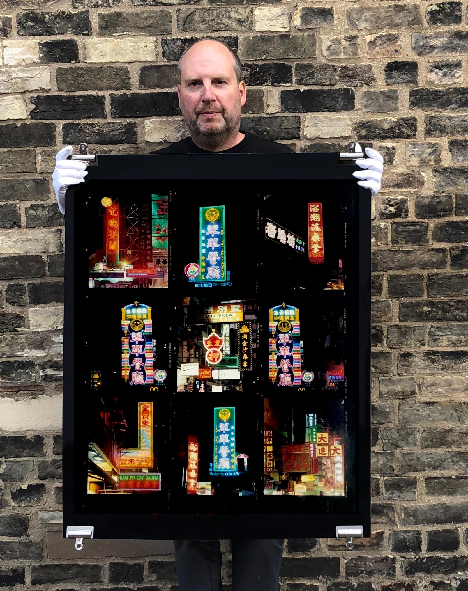 Look Up Mong Kok, Kowloon, Hong Kong - Fotografía arquitectónica conceptual - Print de Richard Heeps