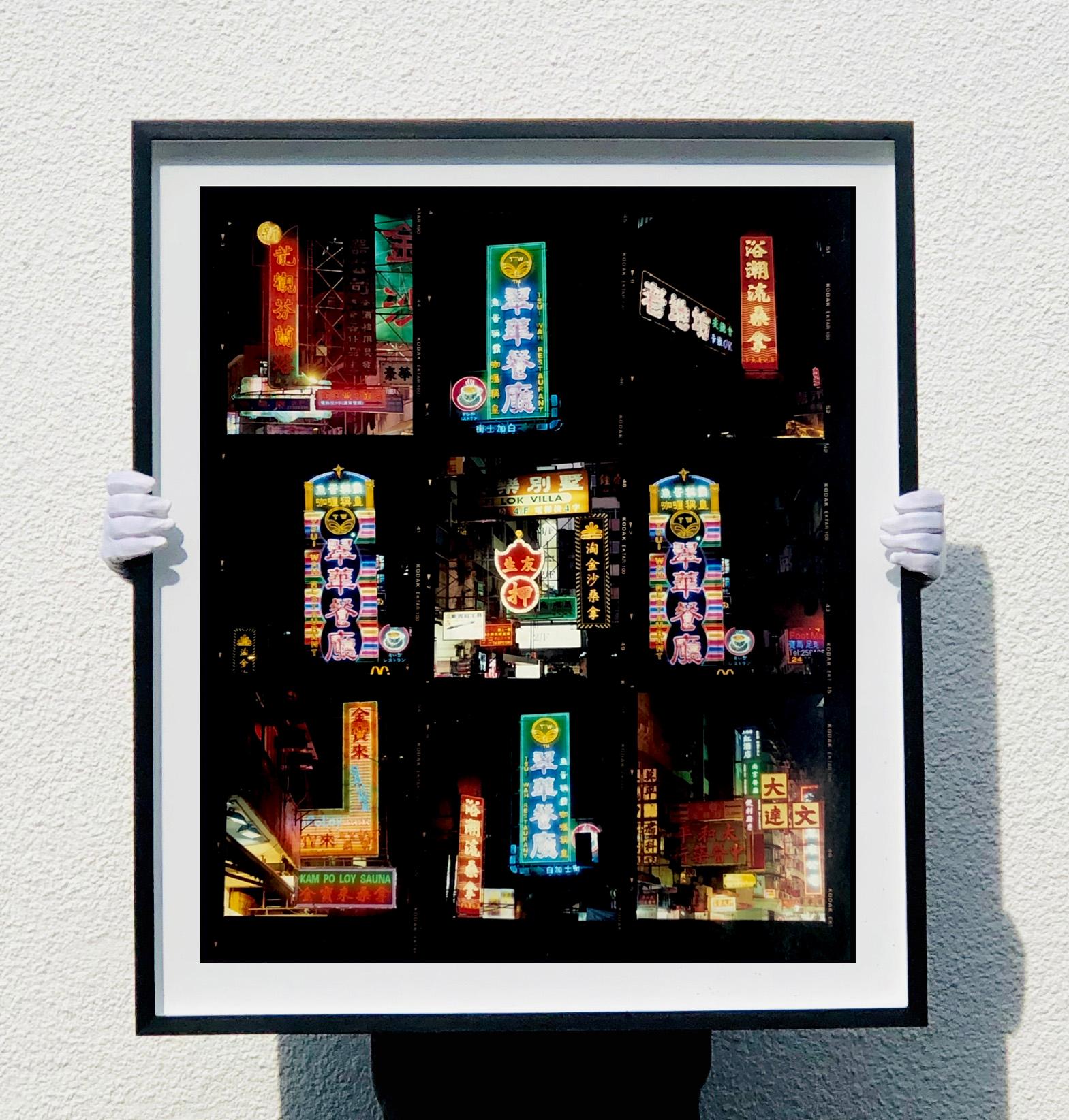 Look Up Mong Kok, Kowloon, Hong Kong - Fotografía arquitectónica conceptual - Print Negro de Richard Heeps