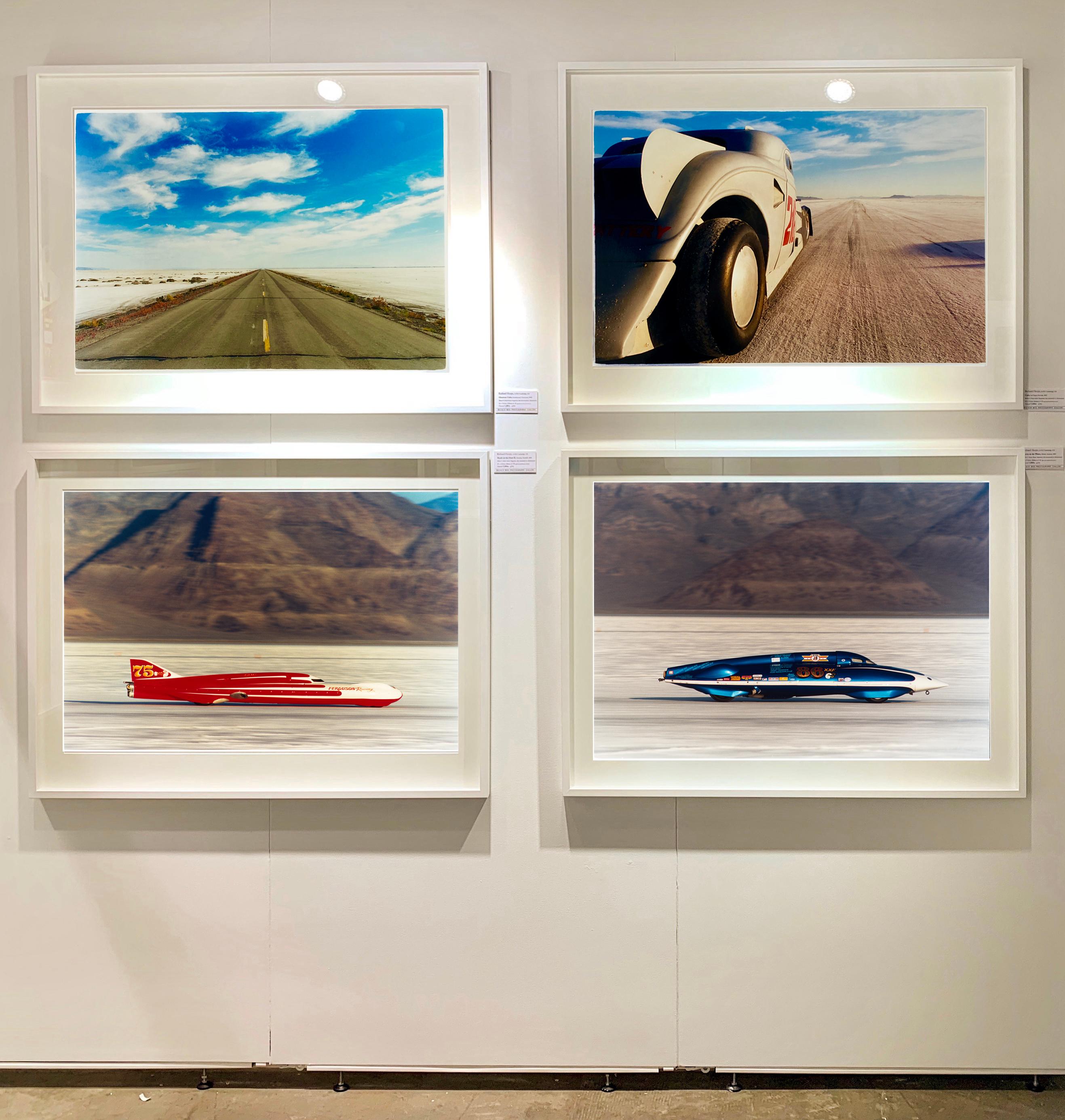 Le LSR Streamliner II, capturé dans l'emblématique maison de la vitesse, Bonneville Salt Flats. Tout comme les montagnes contrastent avec la platitude, Richard Heeps a capturé cette voiture de course à grande vitesse qui contraste avec l'effet