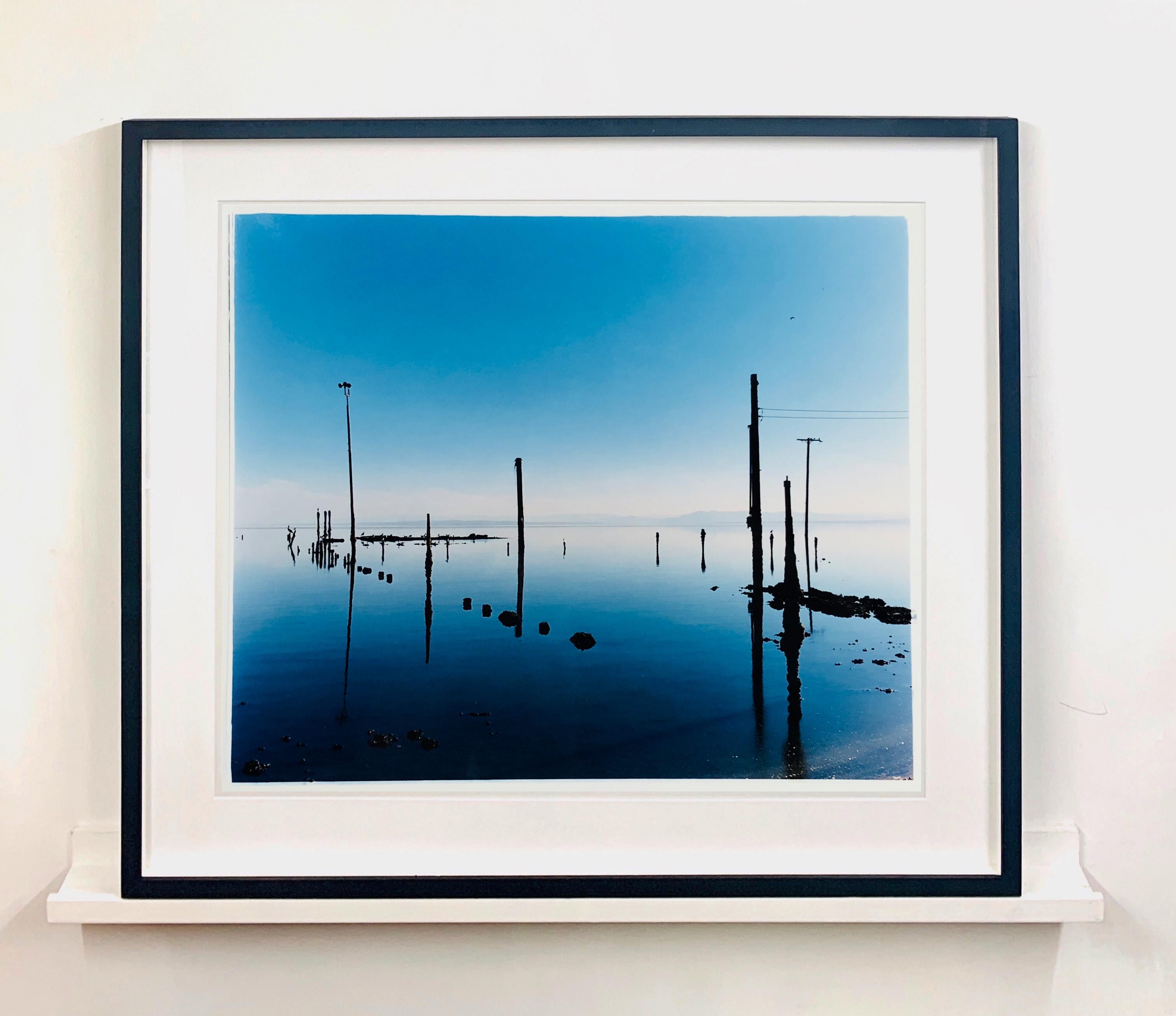 Marina, Playa Bombay, Mar Salton, California - Fotografía en color de paisajes acuáticos azules - Color Photograph Azul de Richard Heeps