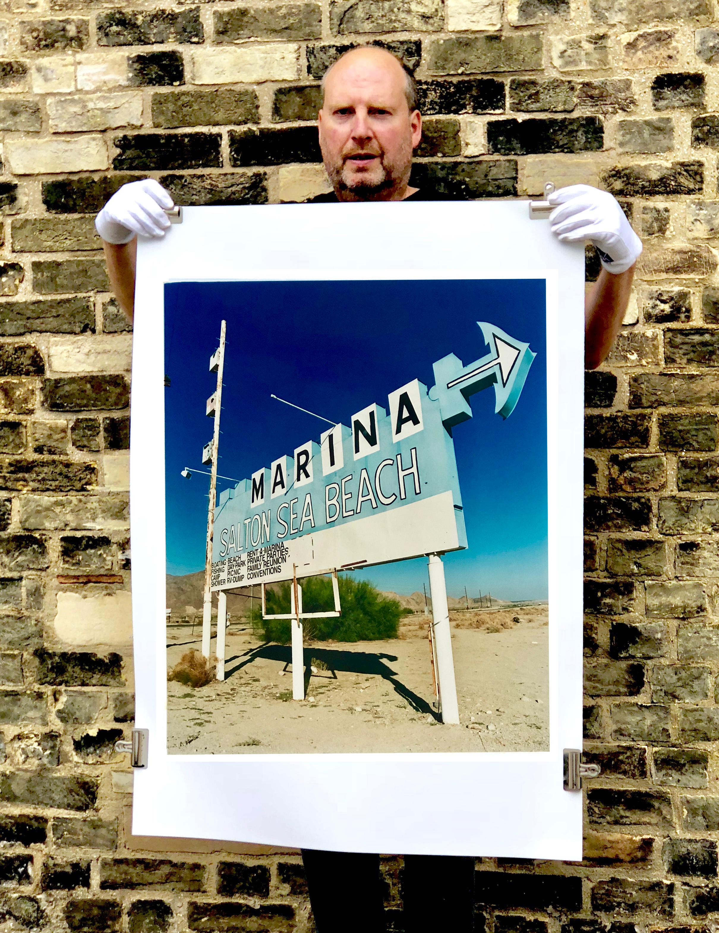 Marina Sign I, Salton Sea Beach, Californie - Photographie couleur d'un panneau de signalisation - Beige Color Photograph par Richard Heeps