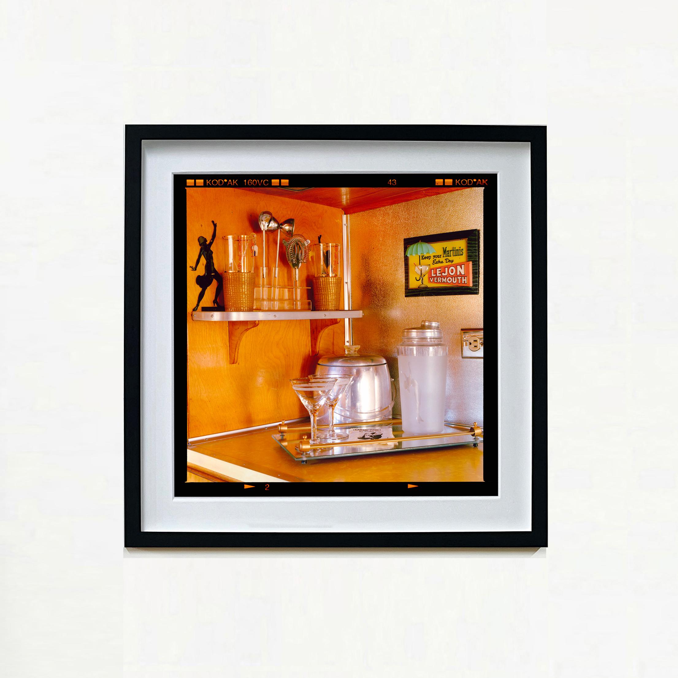 Martini-Eckschrank, Bisbee, Arizona – amerikanische Vintage-Farbfotografie im Vintage-Stil – Photograph von Richard Heeps