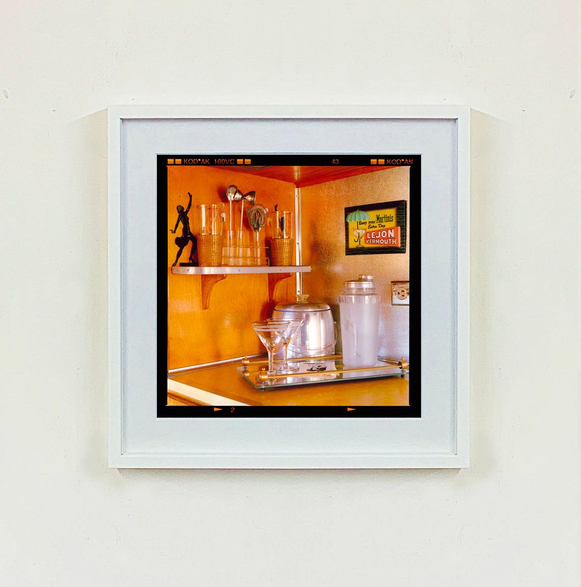 Martini-Eckschrank, Bisbee, Arizona – amerikanische Vintage-Farbfotografie im Vintage-Stil (Pop-Art), Photograph, von Richard Heeps