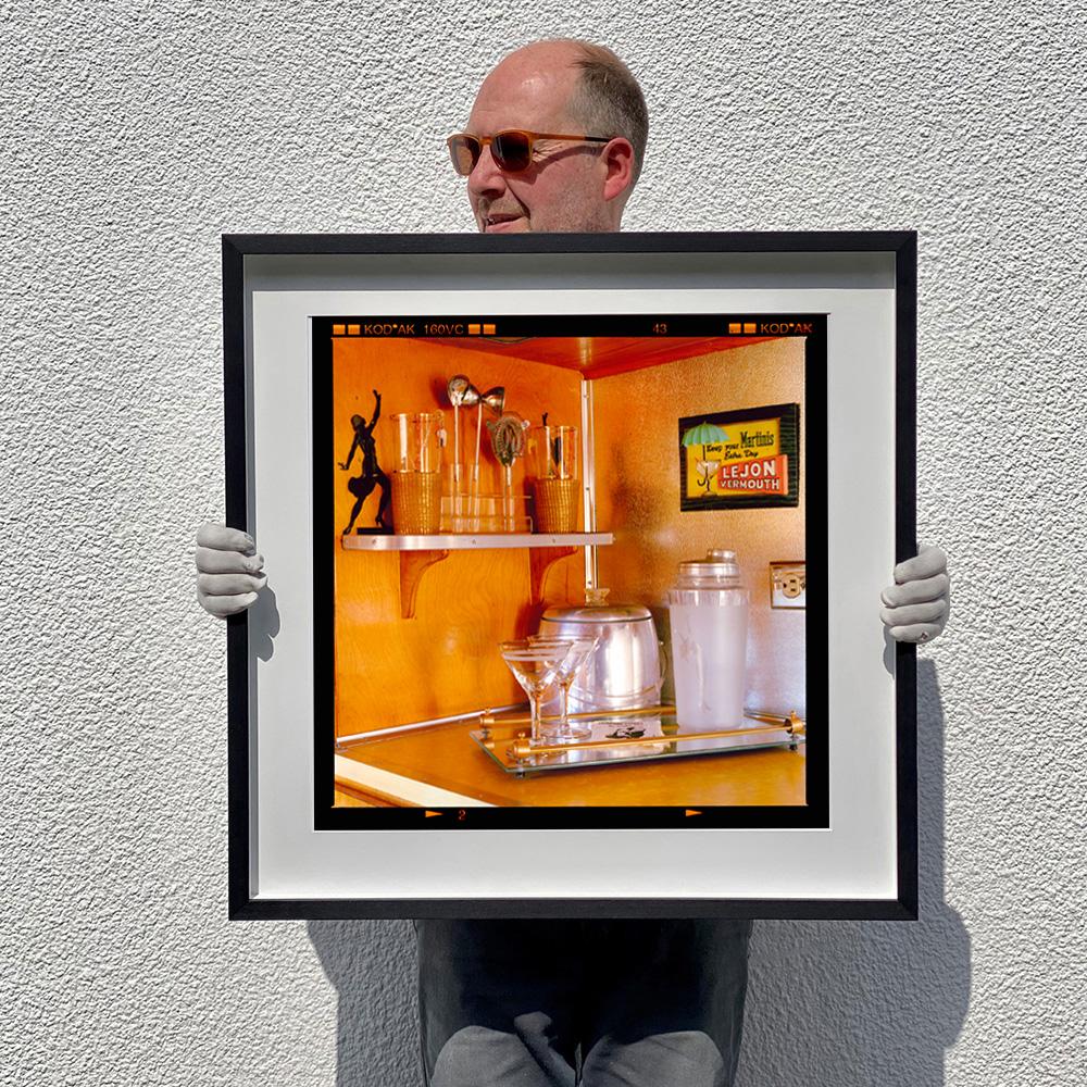 Martini-Eckschrank, Bisbee, Arizona – amerikanische Vintage-Farbfotografie im Vintage-Stil (Orange), Color Photograph, von Richard Heeps