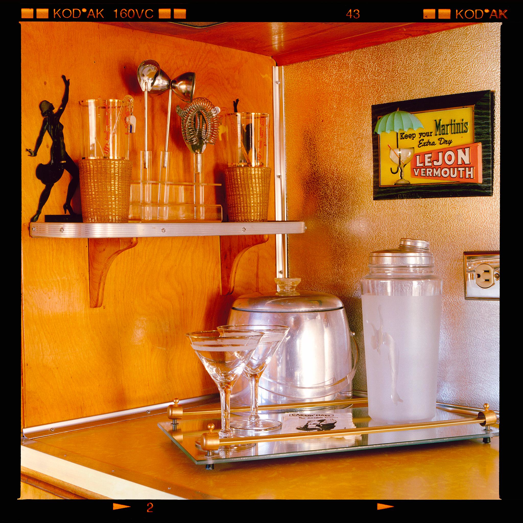 Richard Heeps Color Photograph – Martini-Eckschrank, Bisbee, Arizona – amerikanische Vintage-Farbfotografie im Vintage-Stil