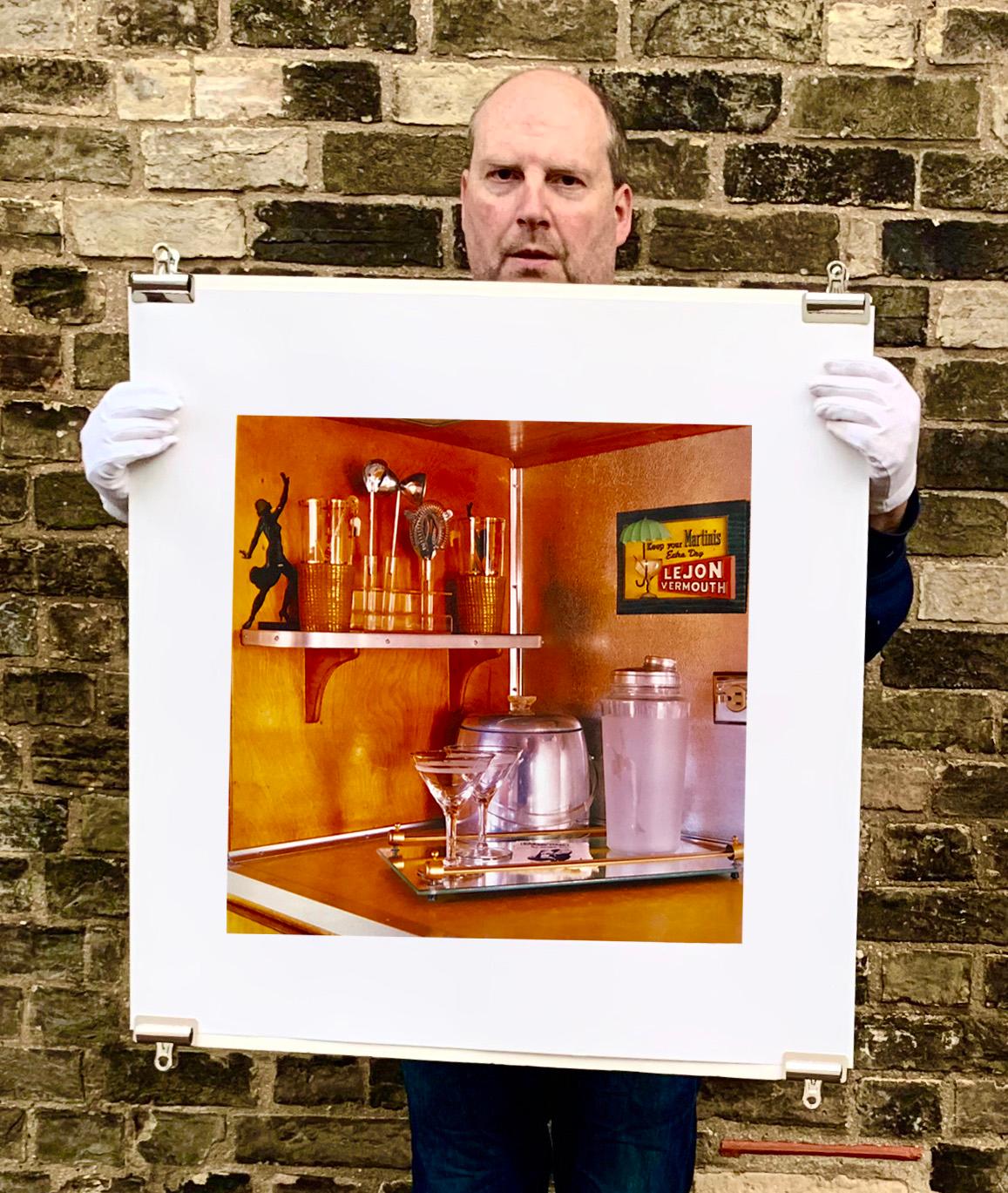 Martini-Eck, Bisbee, Arizona – Vintage-Farbfotografie für Innenräume (Zeitgenössisch), Photograph, von Richard Heeps