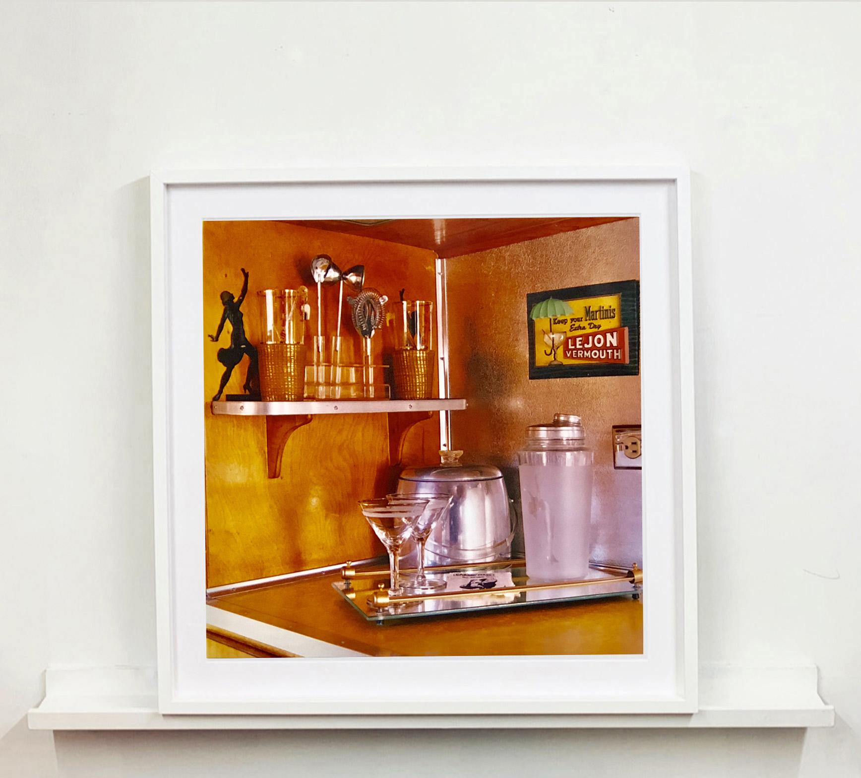 Martini-Eck, Bisbee, Arizona – Vintage-Farbfotografie für Innenräume (Braun), Color Photograph, von Richard Heeps