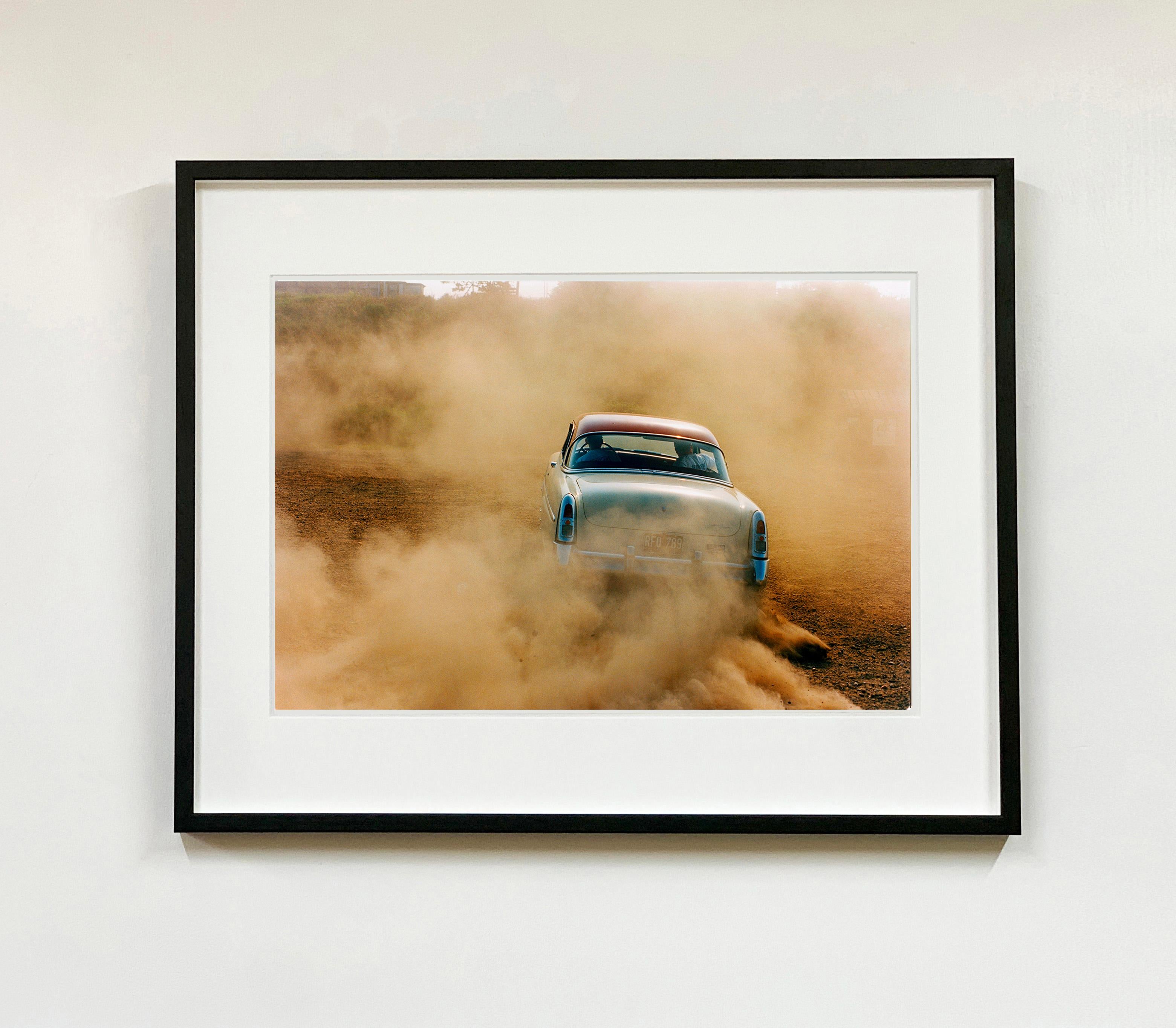 Mercury in the Dust, Hemsby, Norfolk – Auto auf einem Strand, Farbfotografie – Photograph von Richard Heeps