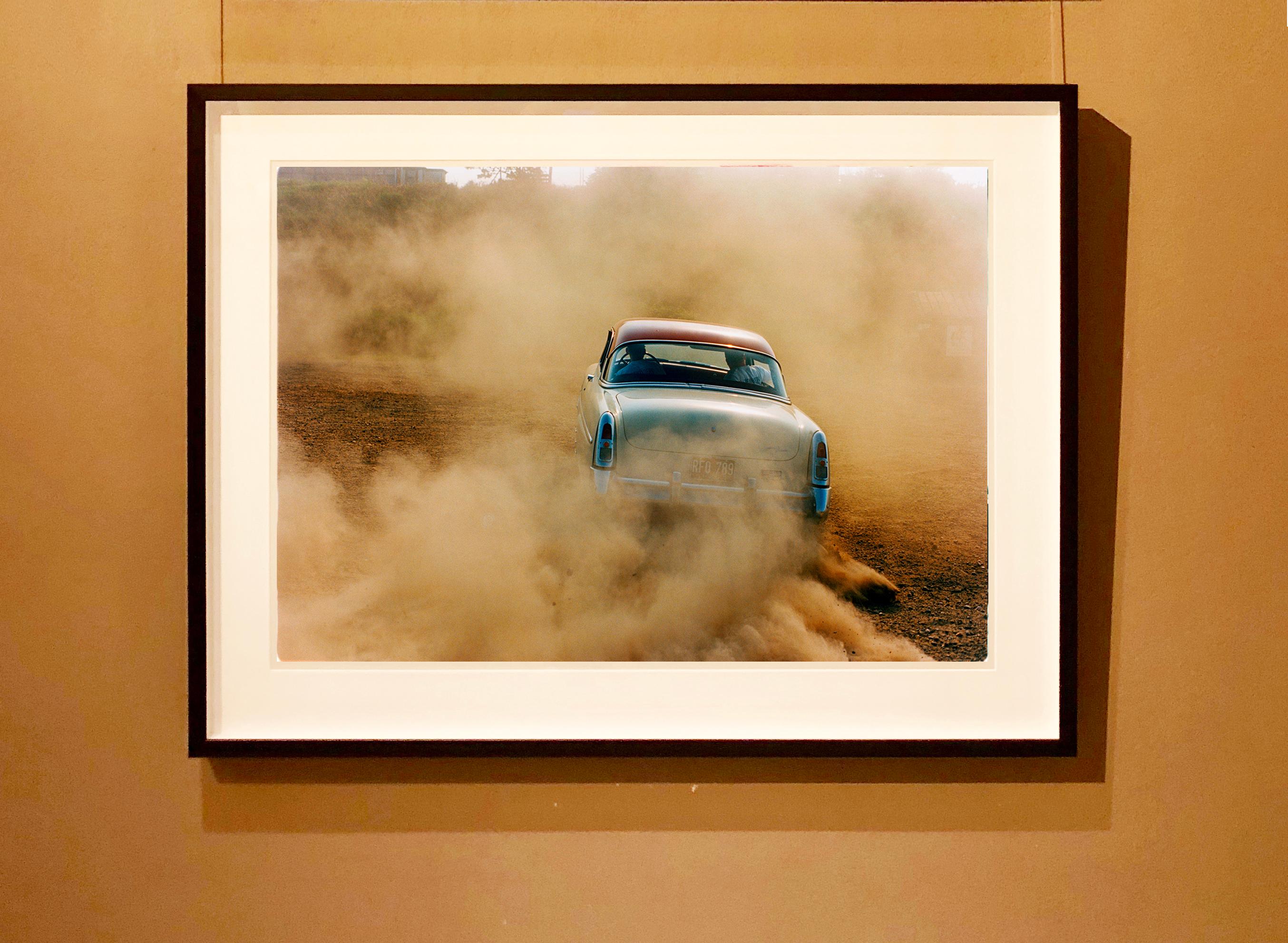 Mercury in the Dust, Hemsby, Norfolk – Auto auf einer Strandfarbenfotografie – Photograph von Richard Heeps