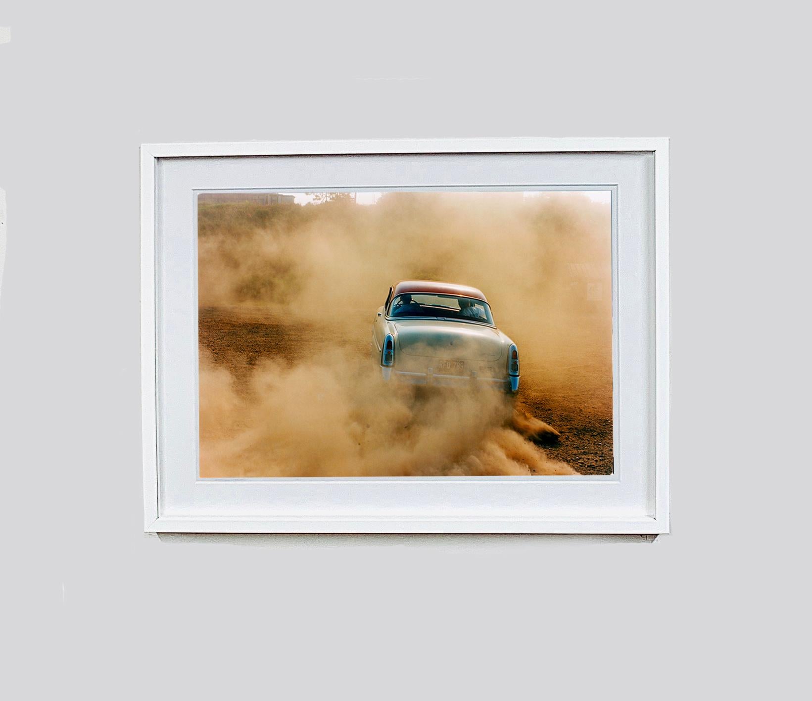 Mercury in the Dust, Hemsby, Norfolk - Fotografía en color de un coche en la playa - Photograph Contemporáneo de Richard Heeps