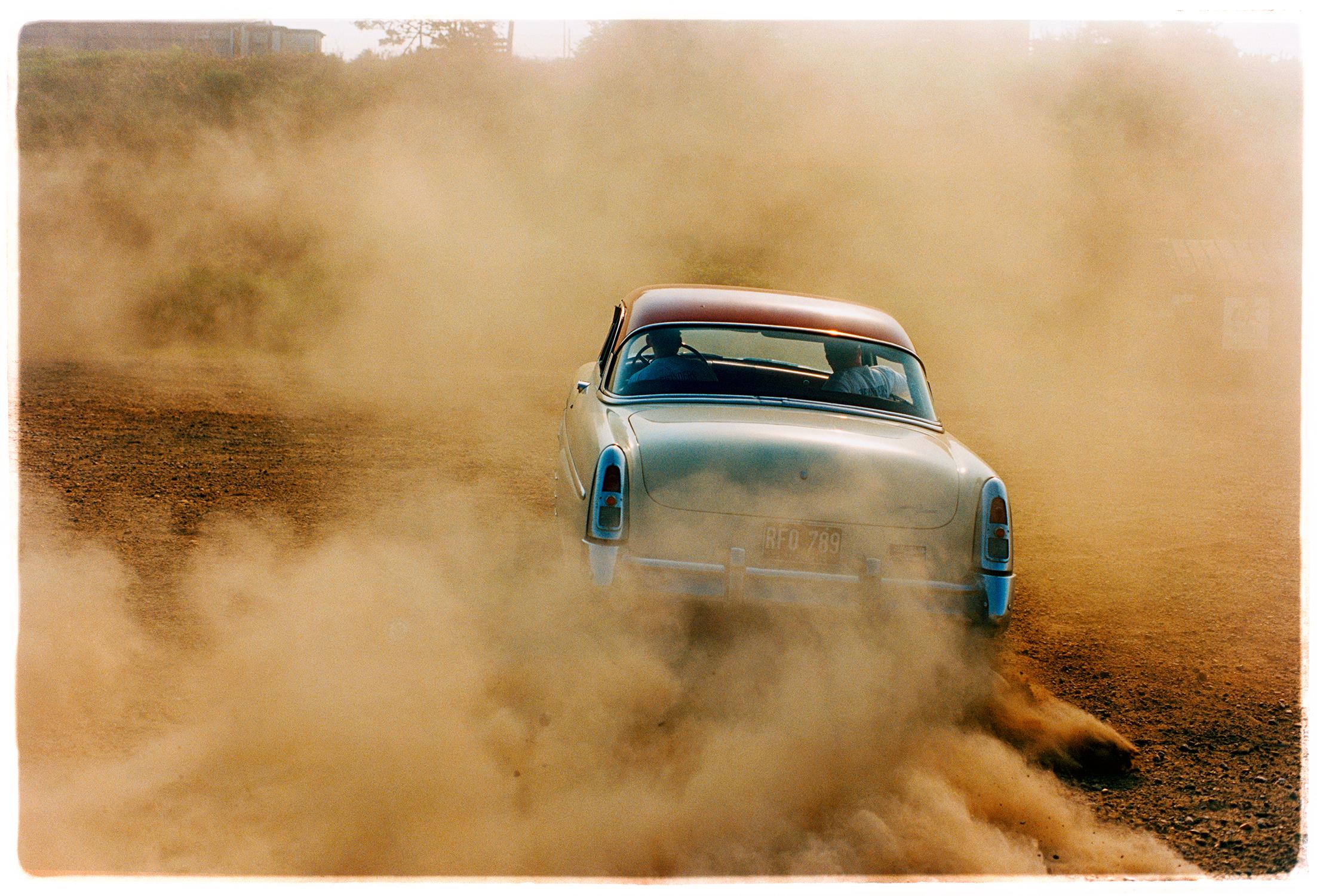Richard Heeps Color Photograph – Mercury in the Dust, Hemsby, Norfolk – Auto auf einem Strand, Farbfotografie