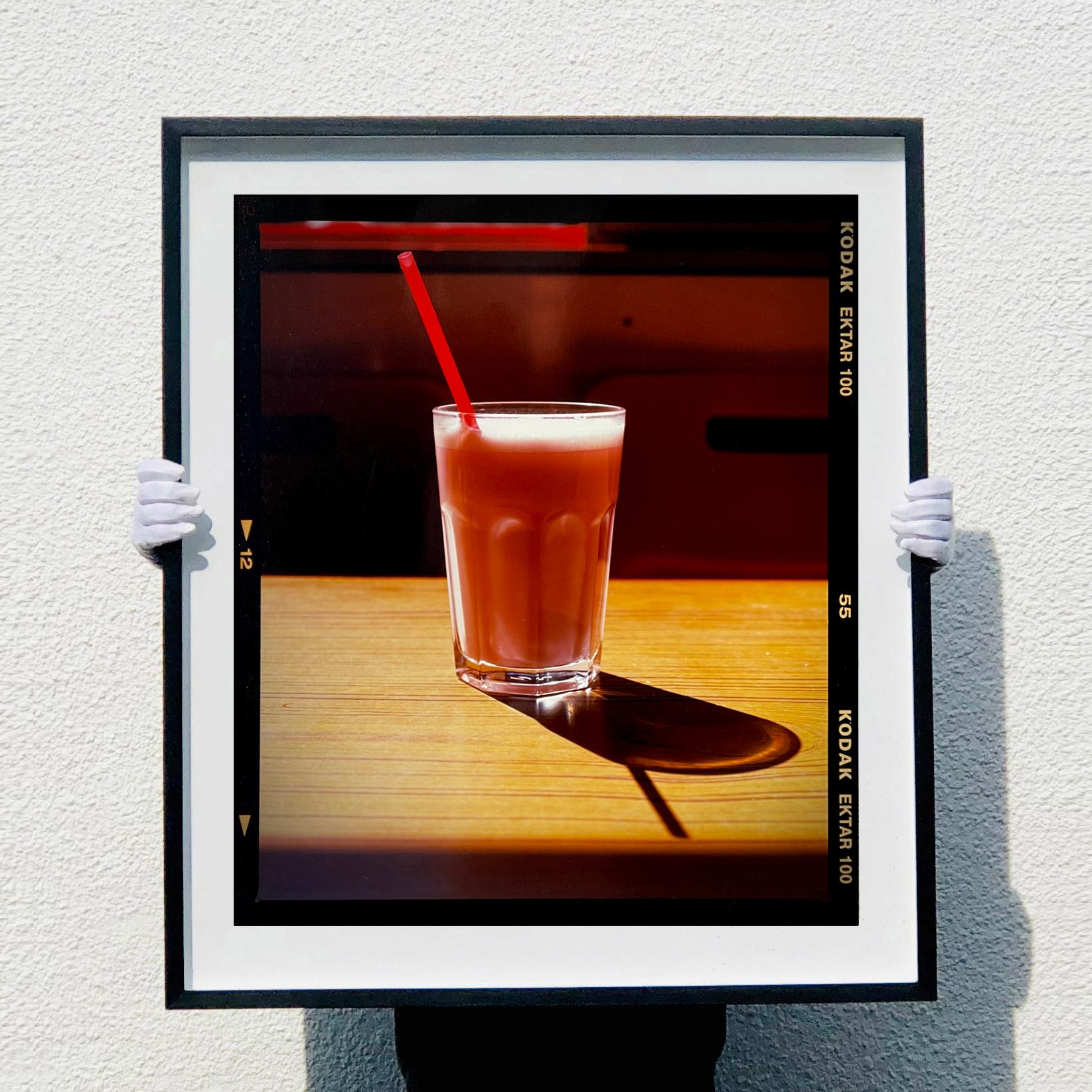 Milkshake, una bevanda fredda in una giornata calda, immortalata al mare nell'anno della grande vacanza britannica. Questo invitante frullato rosa in un bicchiere scintillante è stato fotografato da A. Richard Heeps in un caffè di Clacton-on-Sea. La