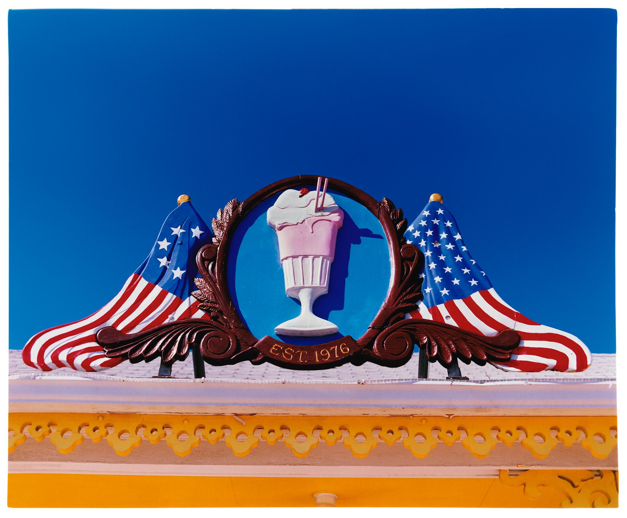 Richard Heeps Print – Milchkännchen-Parlour, Wildholz, New Jersey – amerikanische Farbfotografie mit Schild