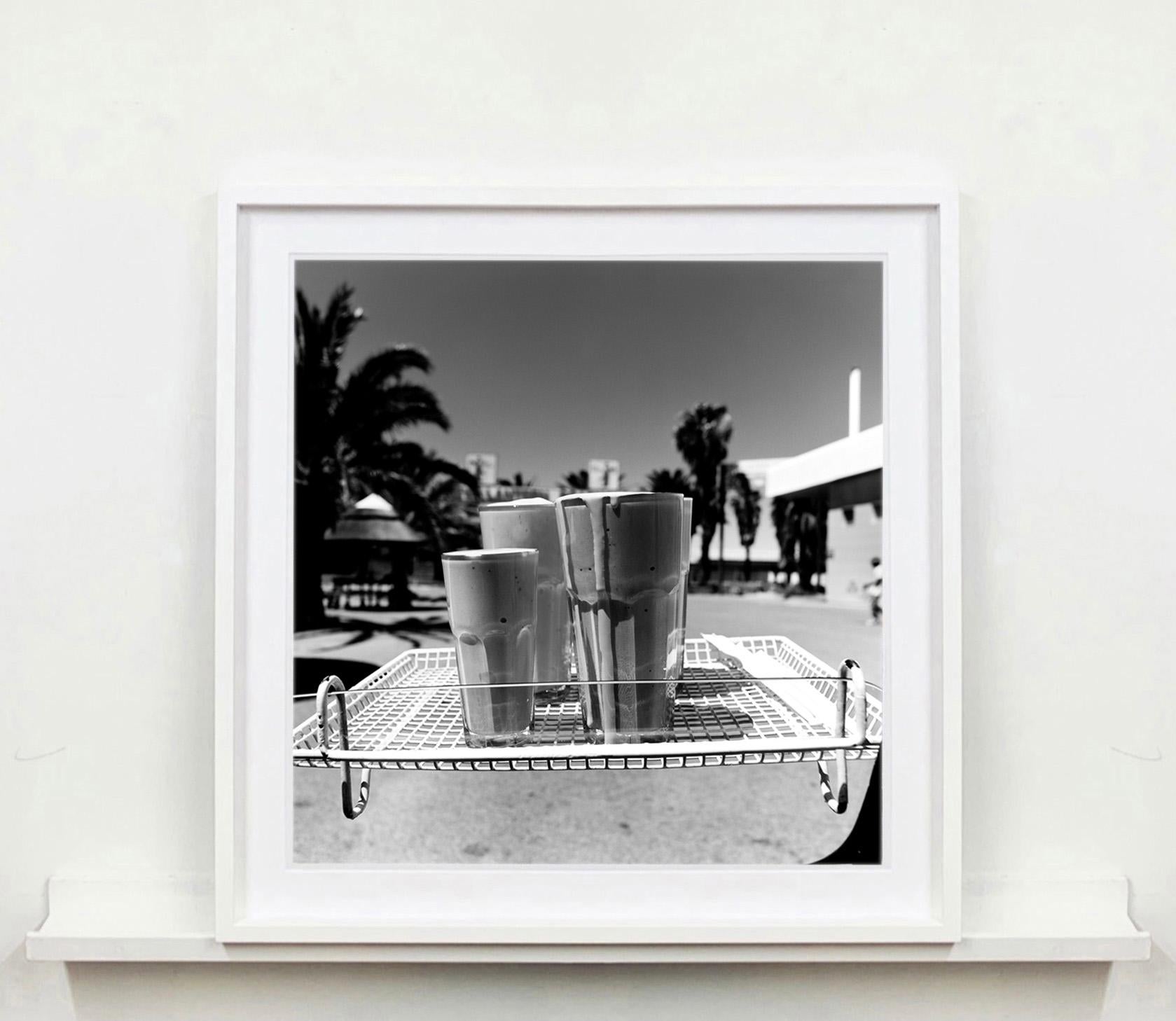 Milchkännchen, Parys, Free State - Schwarzweiße quadratische Fotografie (Zeitgenössisch), Photograph, von Richard Heeps