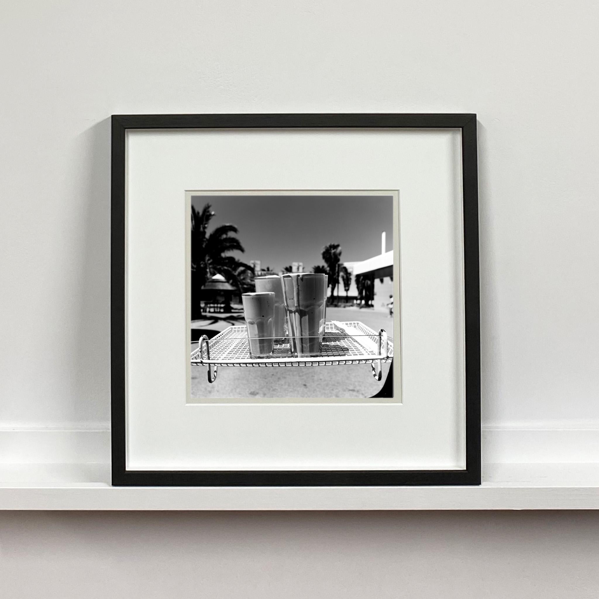 Milkshakes, Parys, Free State - Photographie carrée en noir et blanc en vente 3