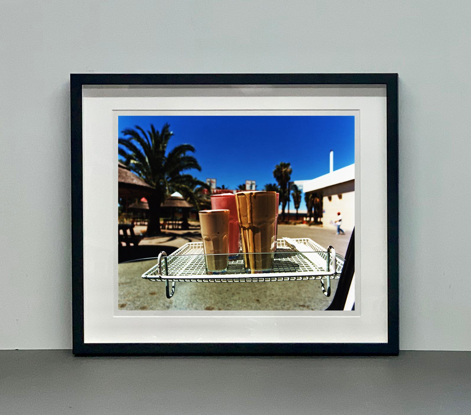Batidos, Parys, Estado Libre - Fotografía pop art en color - Photograph de Richard Heeps