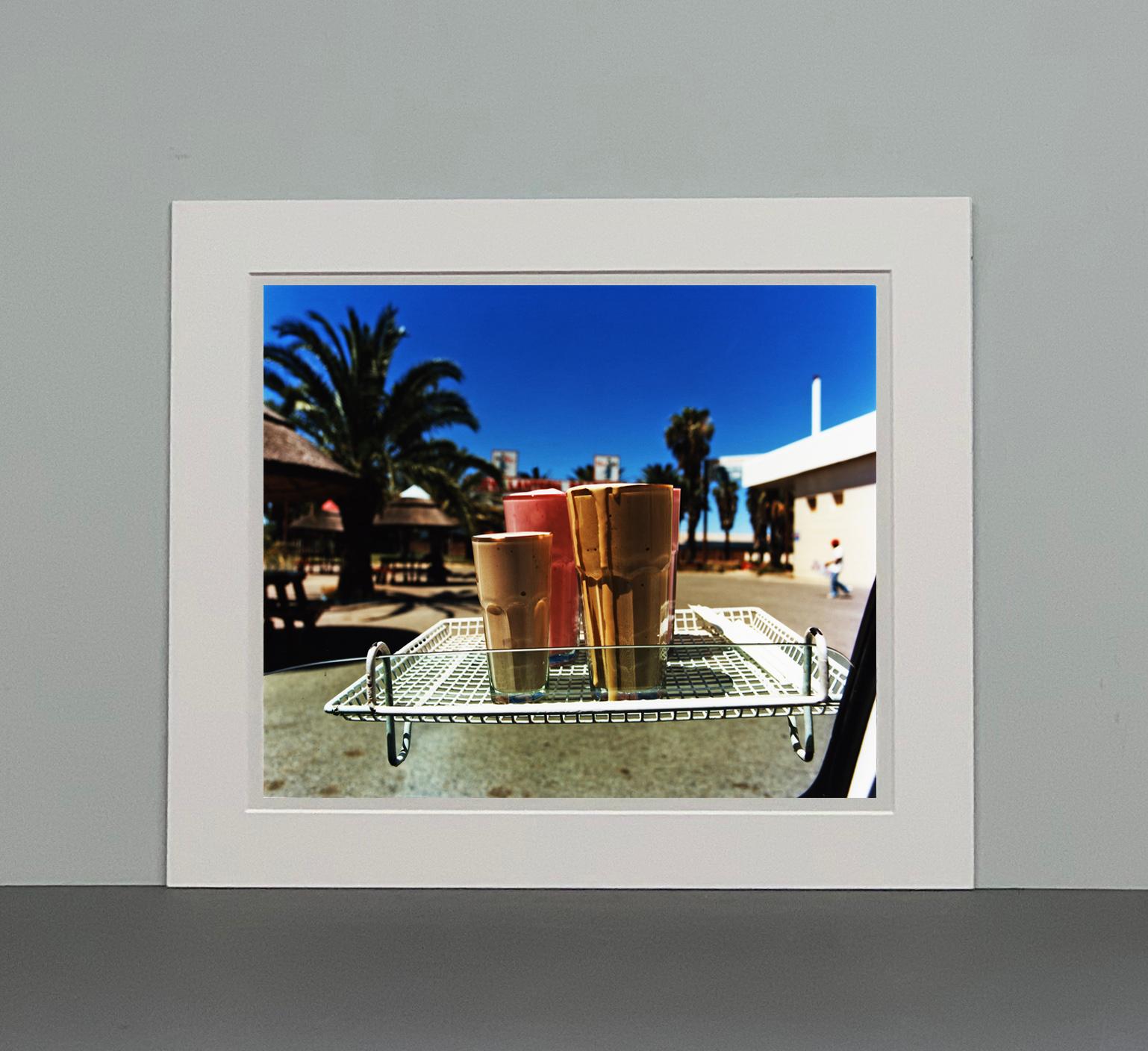 Batidos, Parys, Estado Libre - Fotografía pop art en color - Color Photograph Púrpura de Richard Heeps