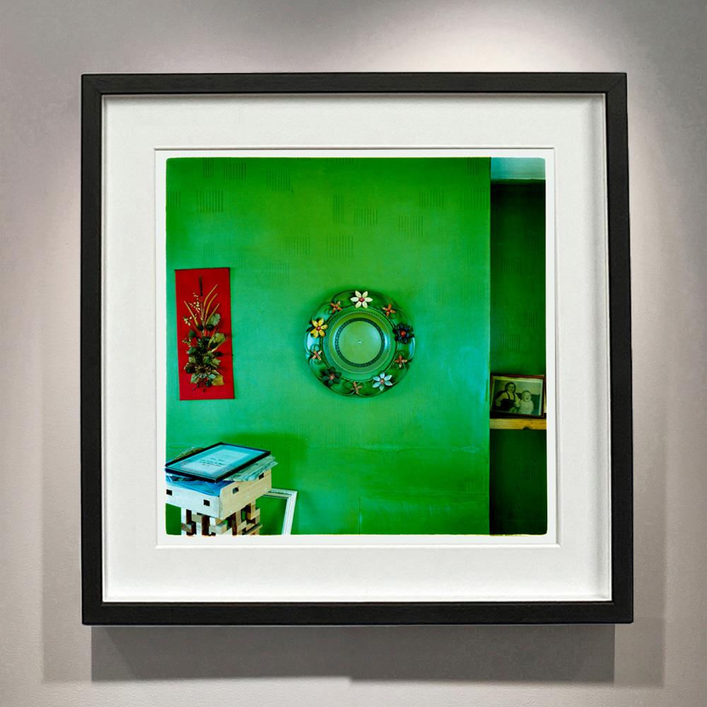 Miroir, Manea - Photographie couleur d'intérieur britannique d'époque - Vert Color Photograph par Richard Heeps