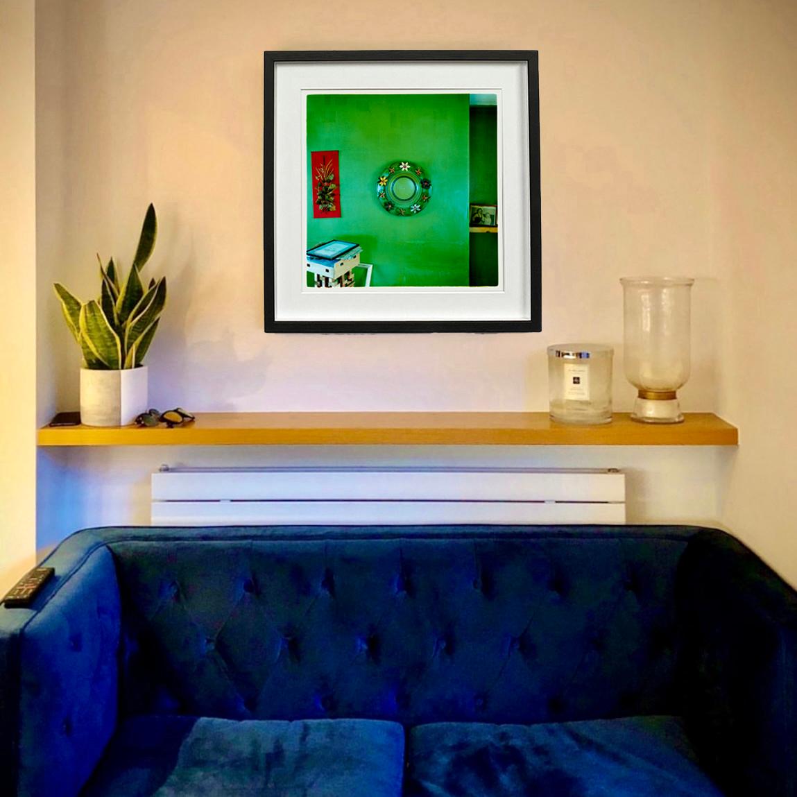 Miroir, photographie d'intérieur vintage de la série Ordinary Places de Richard Heeps. Les teintes vertes superposées de cette œuvre d'art vous attirent dans les détails.

Ordinary Places est la première collection couleur de Richard, réalisée entre