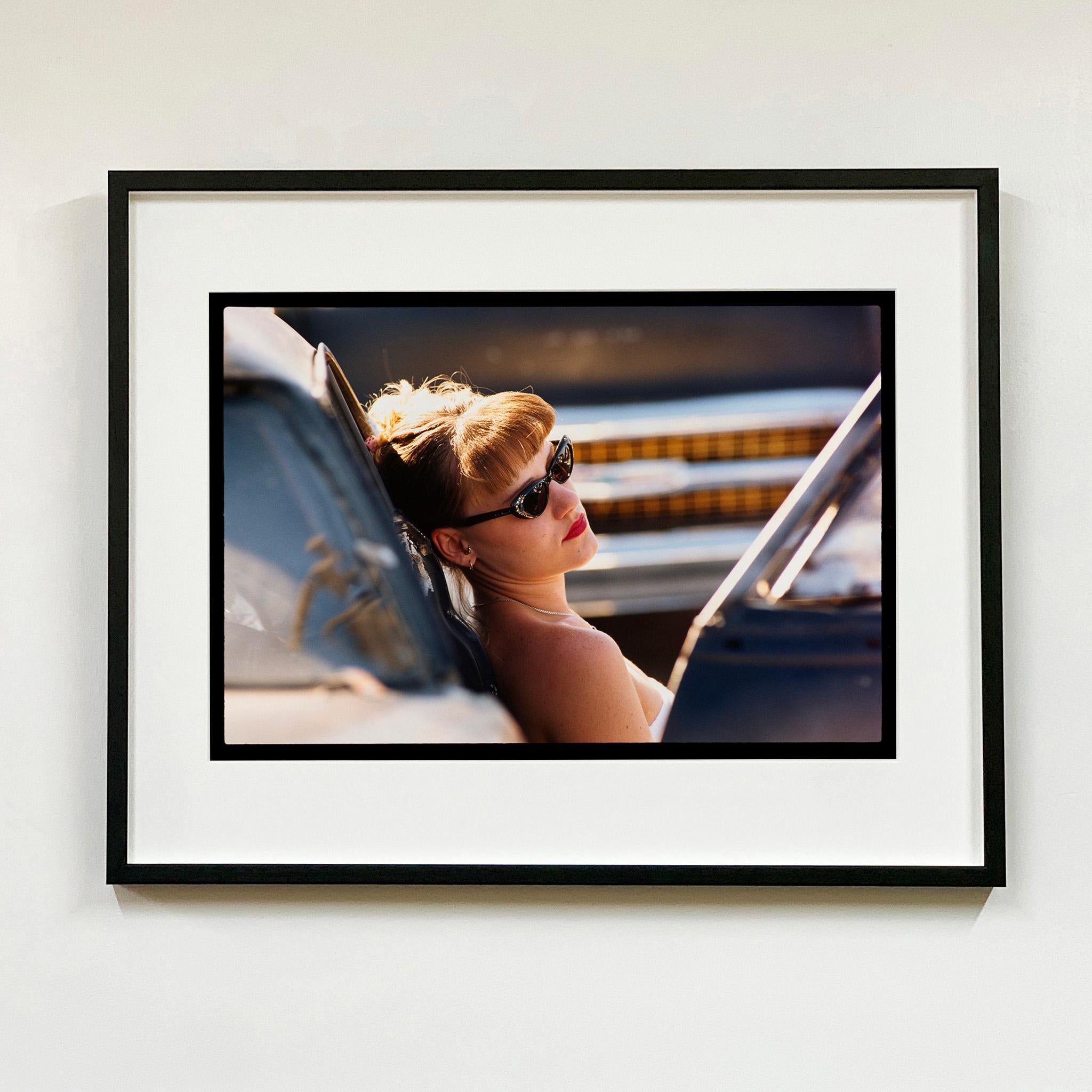 Miss Vega, Las Vegas - Photographie couleur de portraits contemporains - Noir Portrait Photograph par Richard Heeps