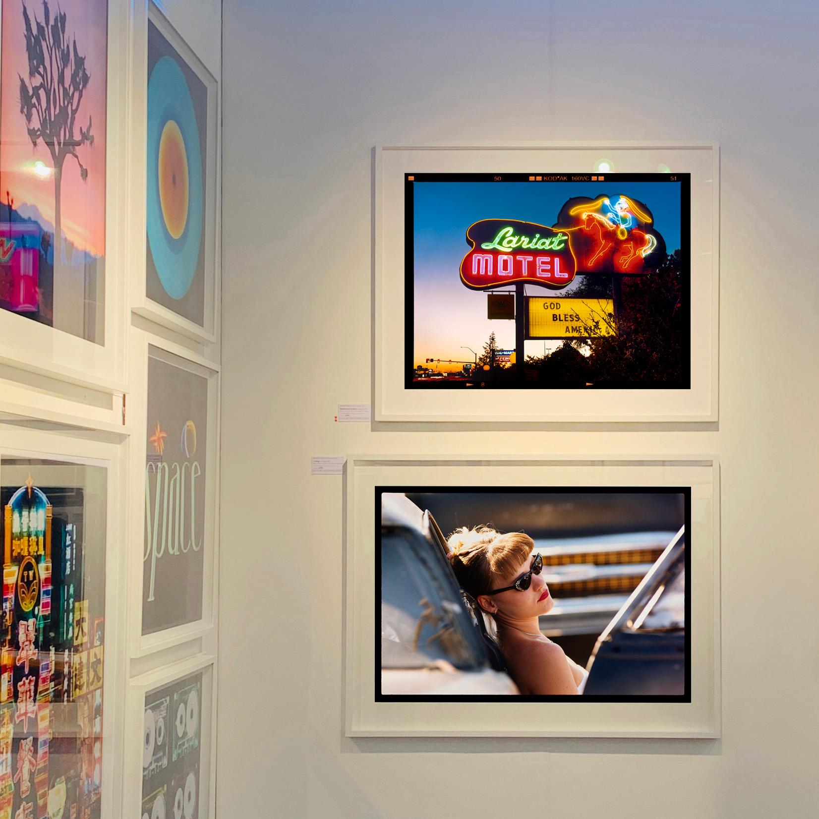 Miss Vega, Las Vegas - Photographie couleur de portraits contemporains en vente 1