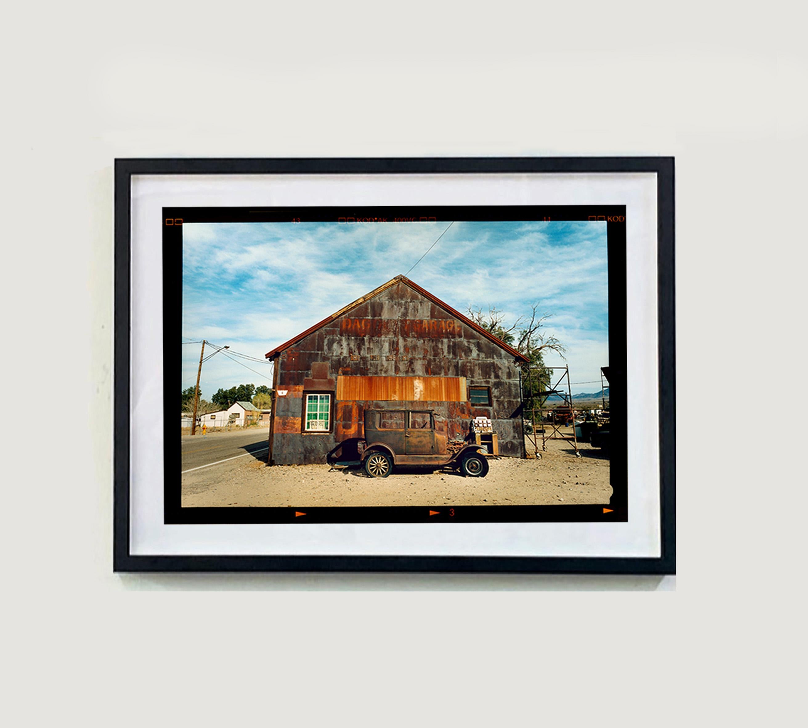 Modèle T et garage, Daggett, Californie - Photographie couleur - Gris Landscape Photograph par Richard Heeps