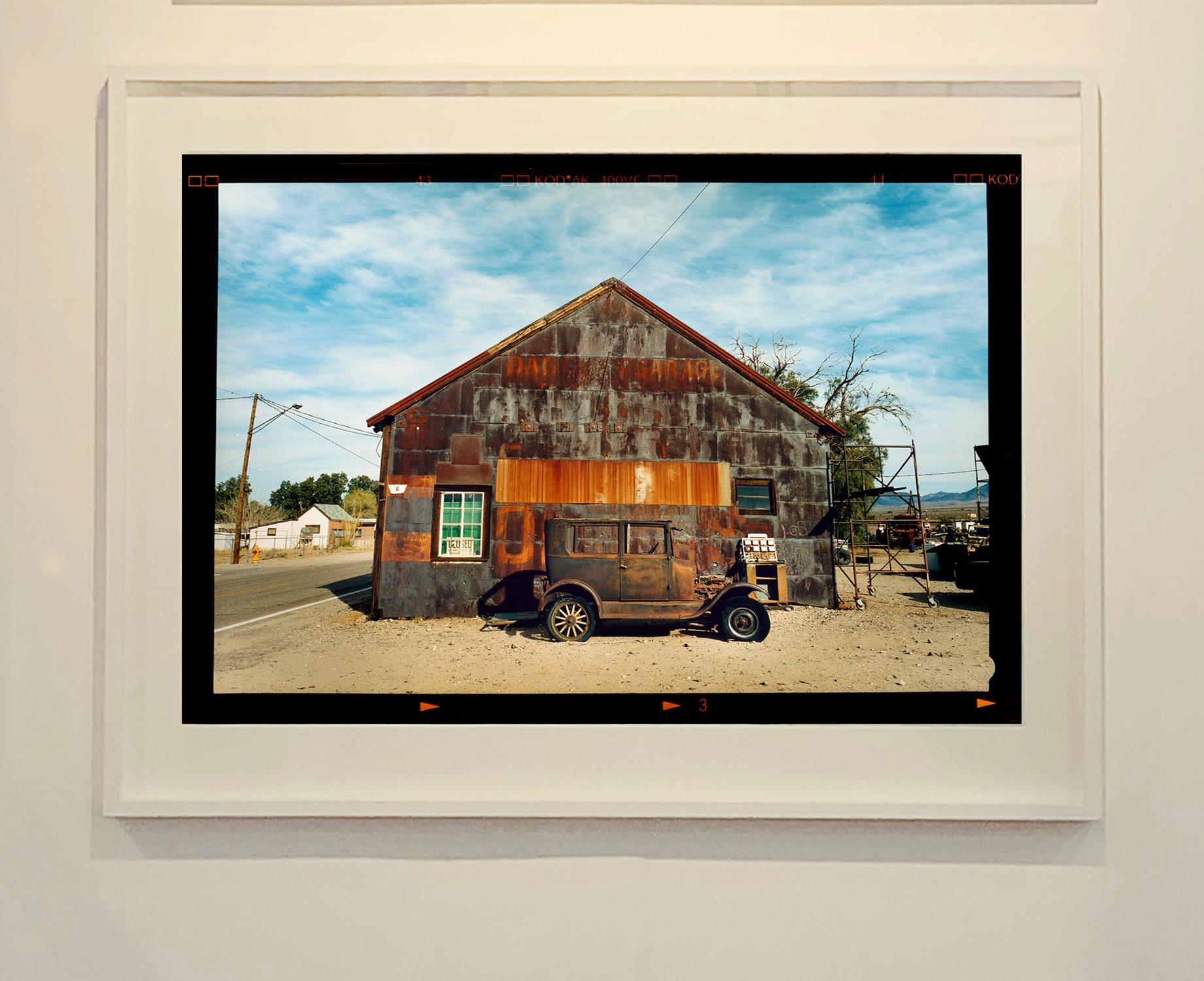 Modell T und Garage, Daggett, Kalifornien – Farbfotografie (Zeitgenössisch), Photograph, von Richard Heeps