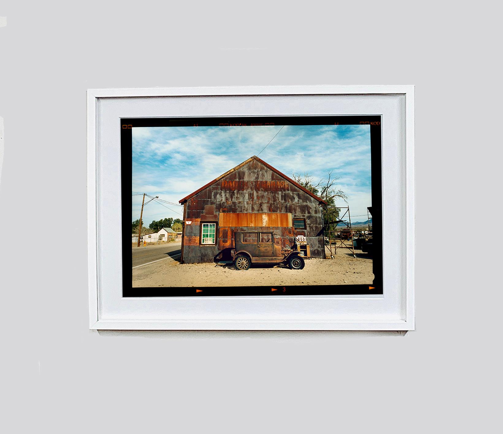 Modell T und Garage, Daggett, Kalifornien – Farbfotografie (Zeitgenössisch), Photograph, von Richard Heeps