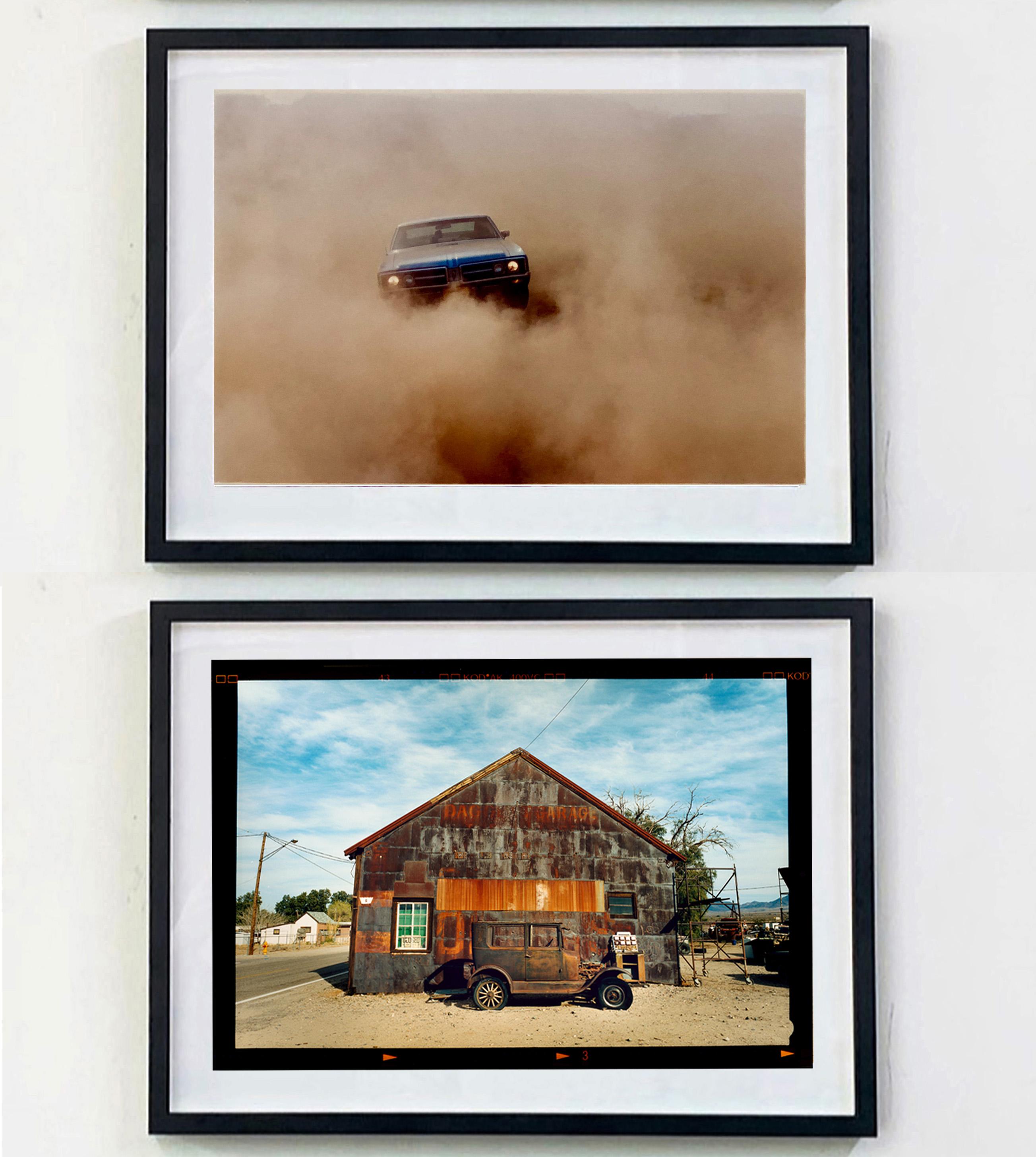 Modell T und Garage, Daggett, Kalifornien – Farbfotografie im Angebot 1