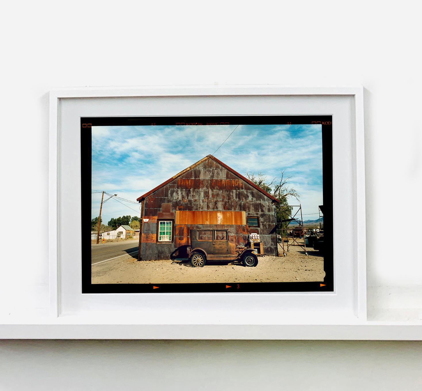 Modell T und Garage, Daggett, Kalifornien – Farbfotografie im Angebot 2