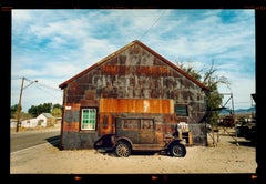 Modelo T y garaje, Daggett, California - Fotografía en color