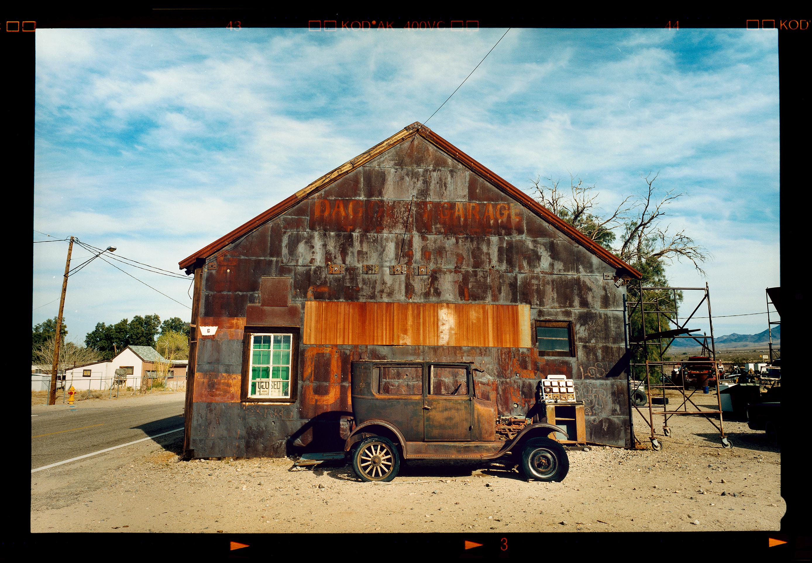 Richard Heeps Color Photograph – Modell T und Garage, Daggett, Kalifornien – Farbfotografie