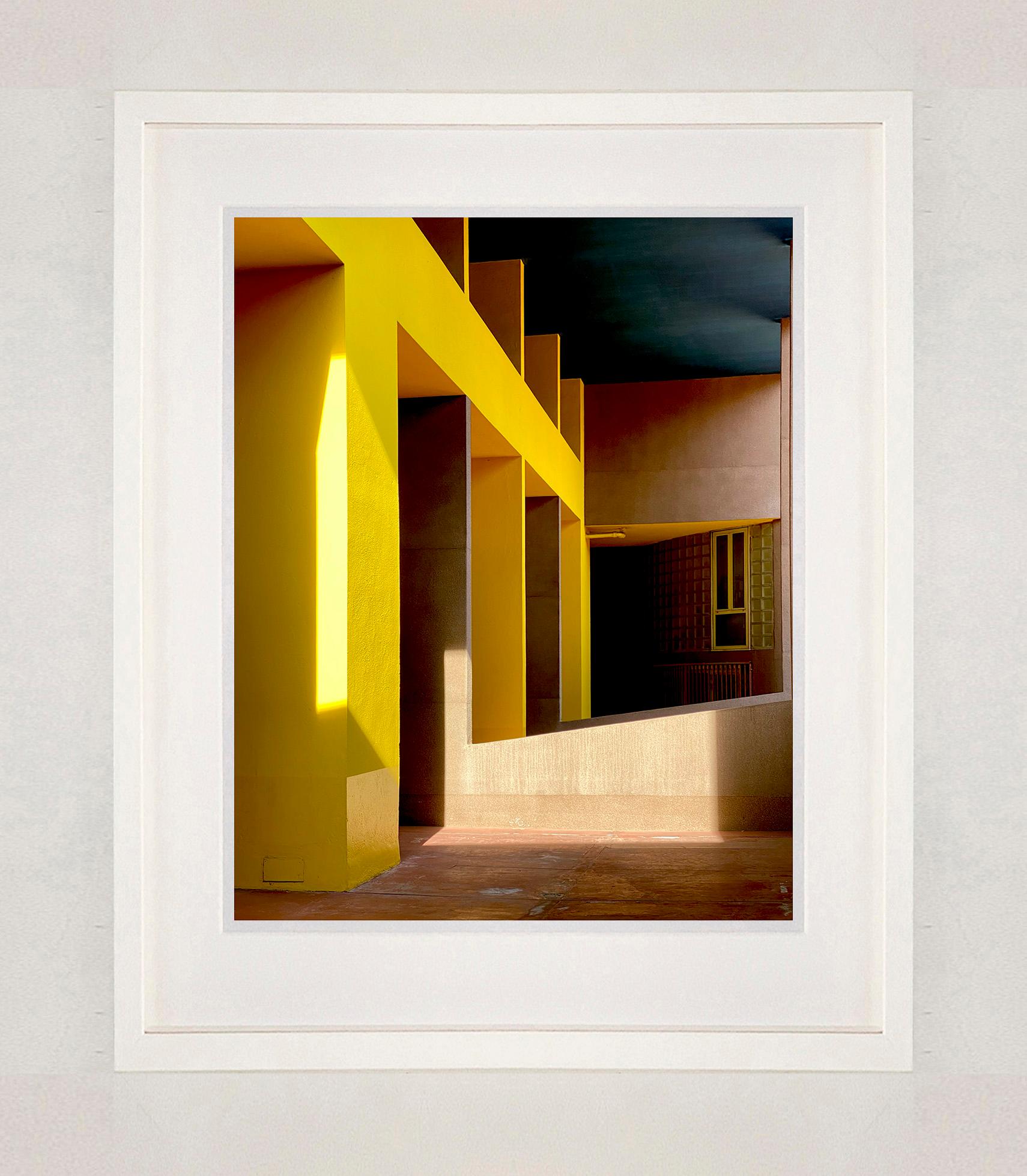Monte Amiata I, Milán - Fotografía de Arquitectura con Bloqueo de Color - Photograph Contemporáneo de Richard Heeps
